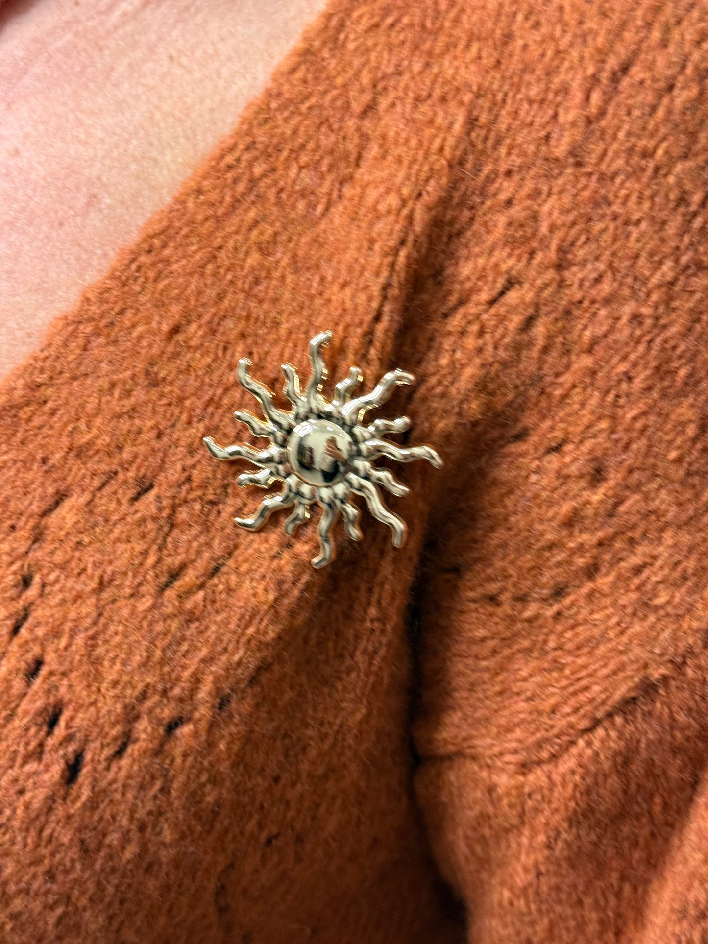 đ Gilet ajourĂ© cĆur avec broche soleil dorĂ© â Taille unique (36 au 48)