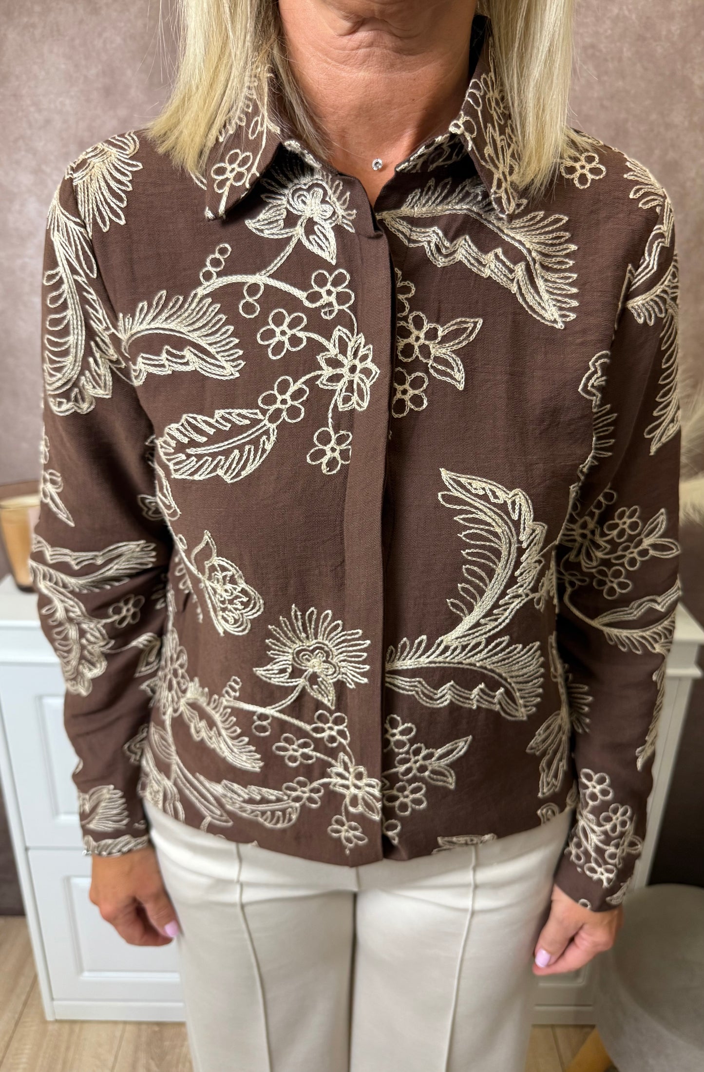 Chemise chocolat avec dessin beige