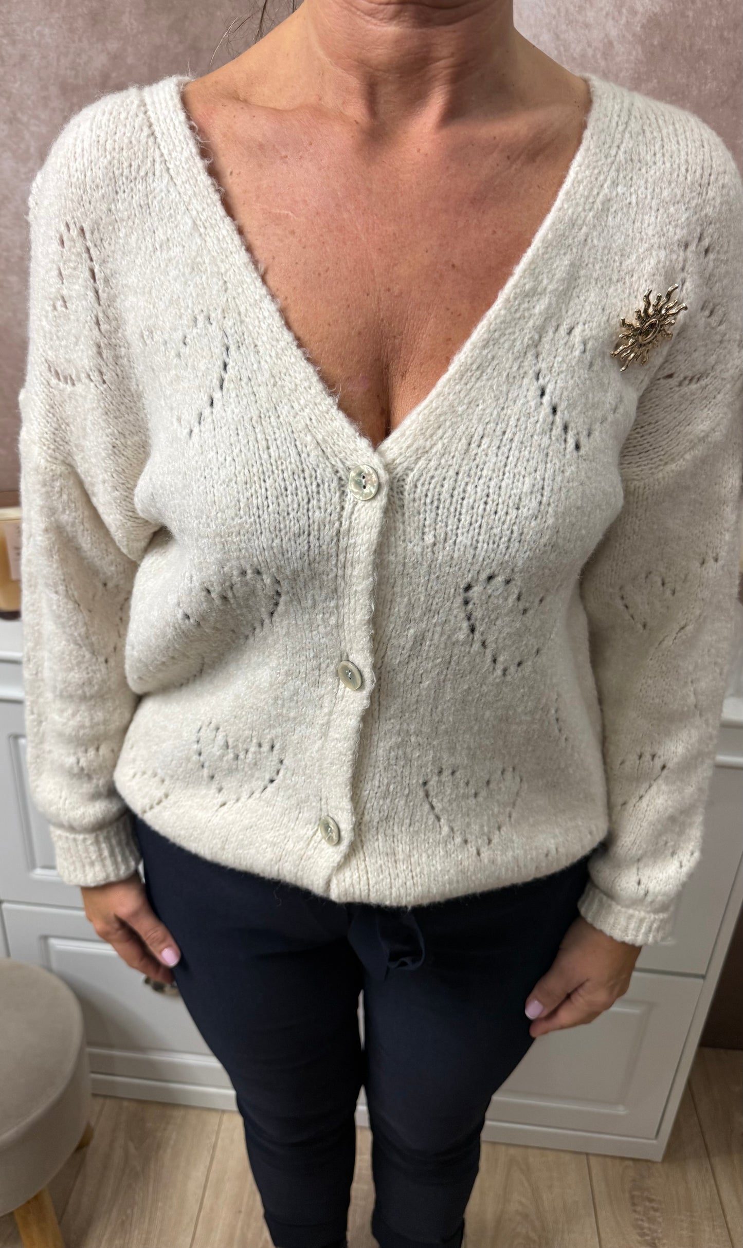 đ Gilet ajourĂ© cĆur avec broche soleil dorĂ© â Taille unique (36 au 48)