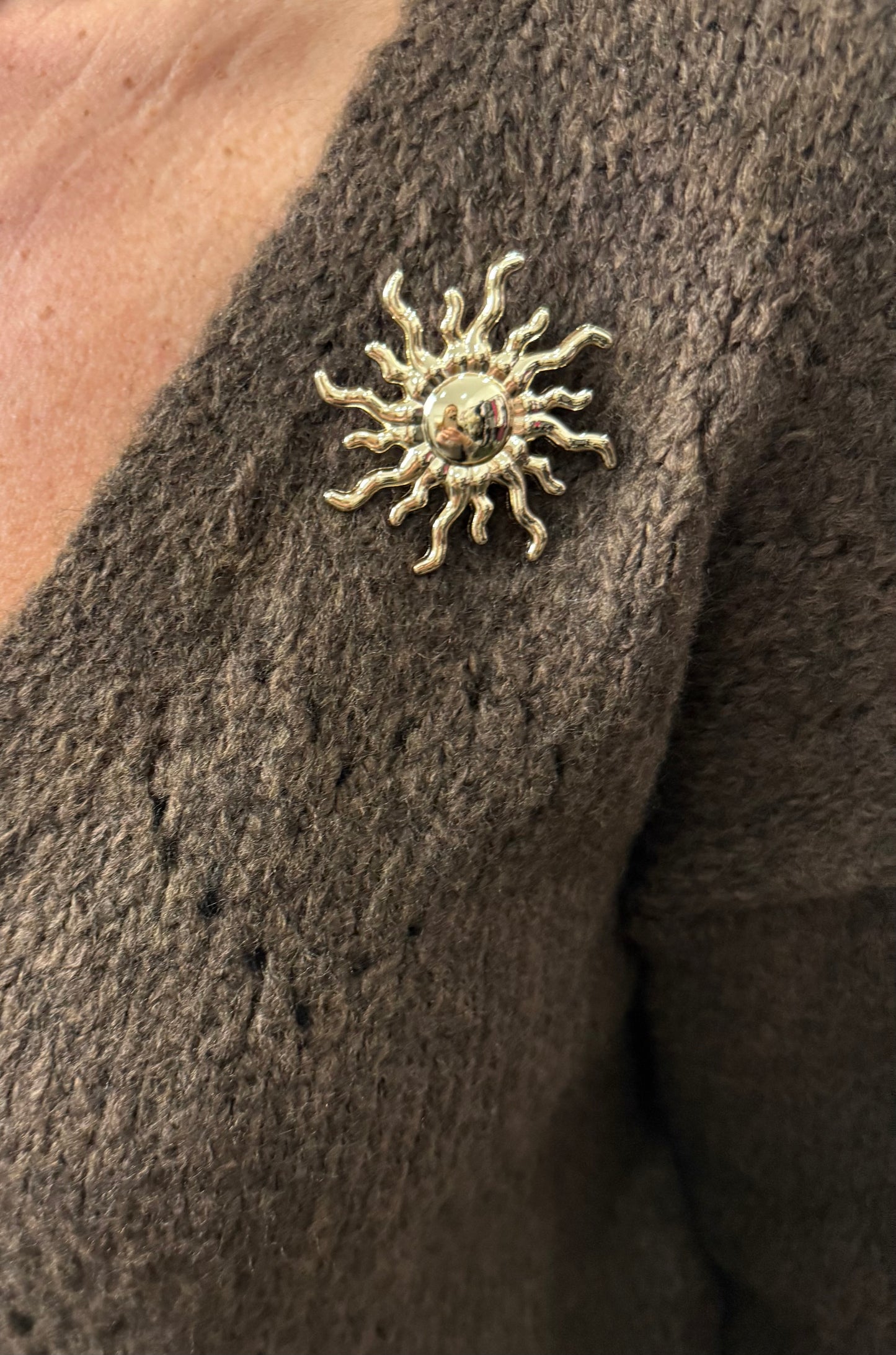 đ Gilet ajourĂ© cĆur avec broche soleil dorĂ© â Taille unique (36 au 48)