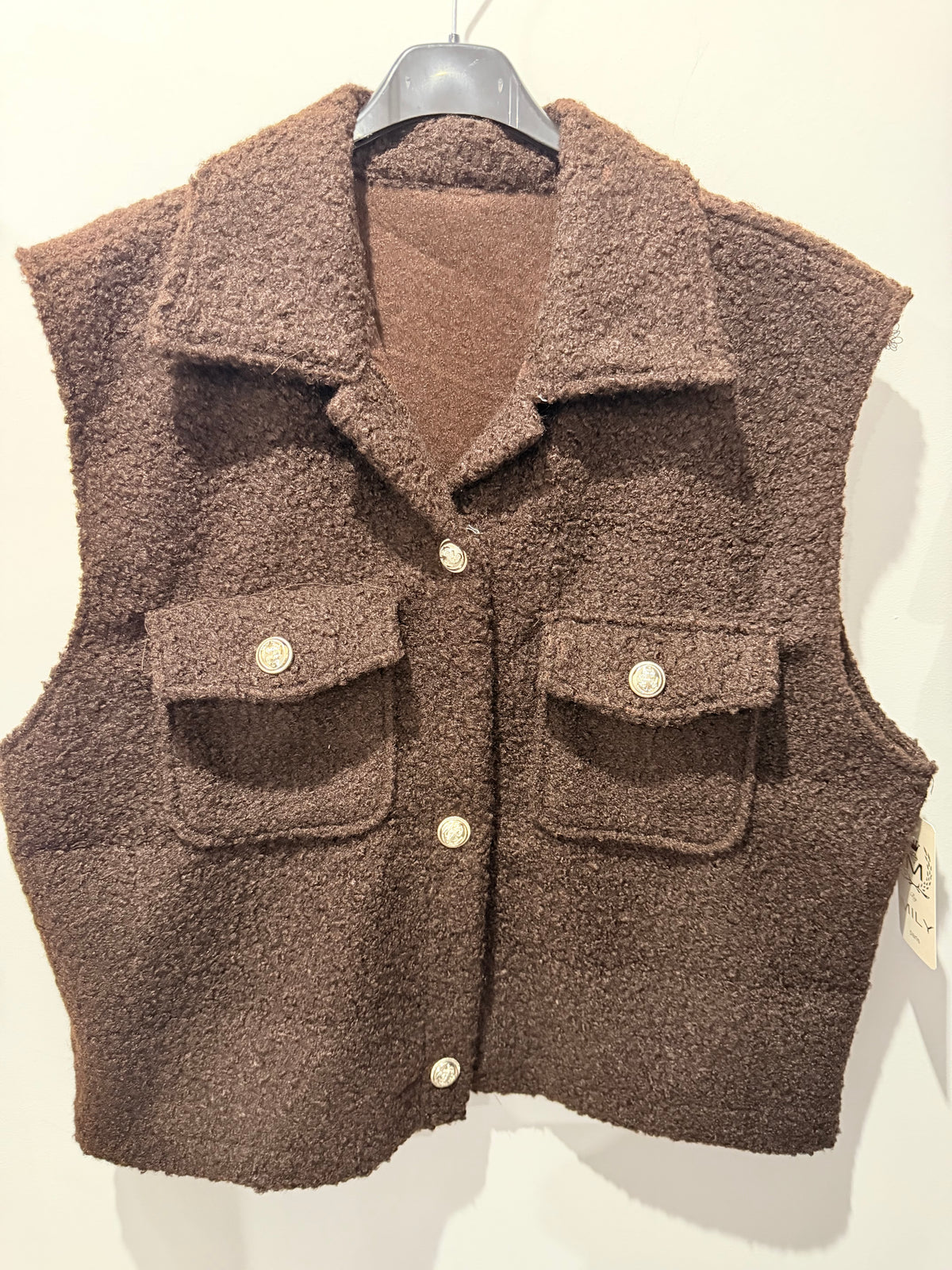 Gilet bouclette avec boutons dorés ✨