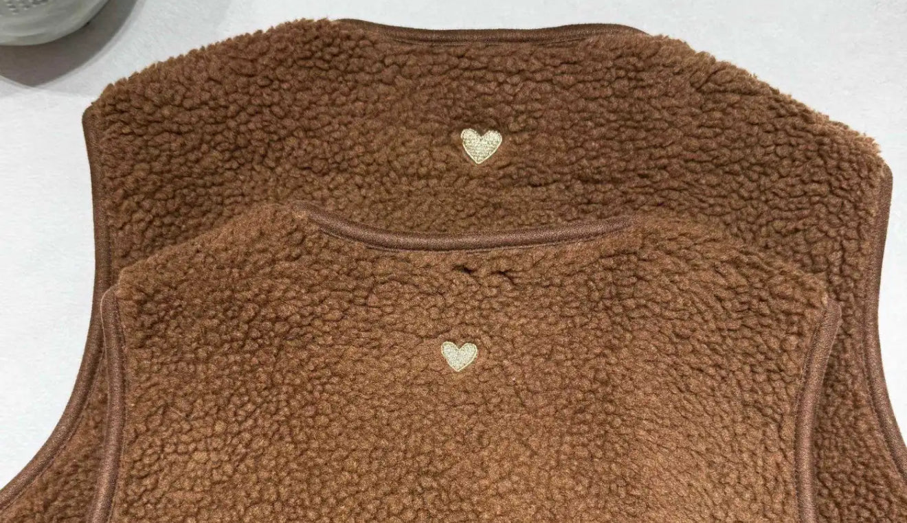 Gilet chocolat sans manches – Look Mère & Fille 🤎✨