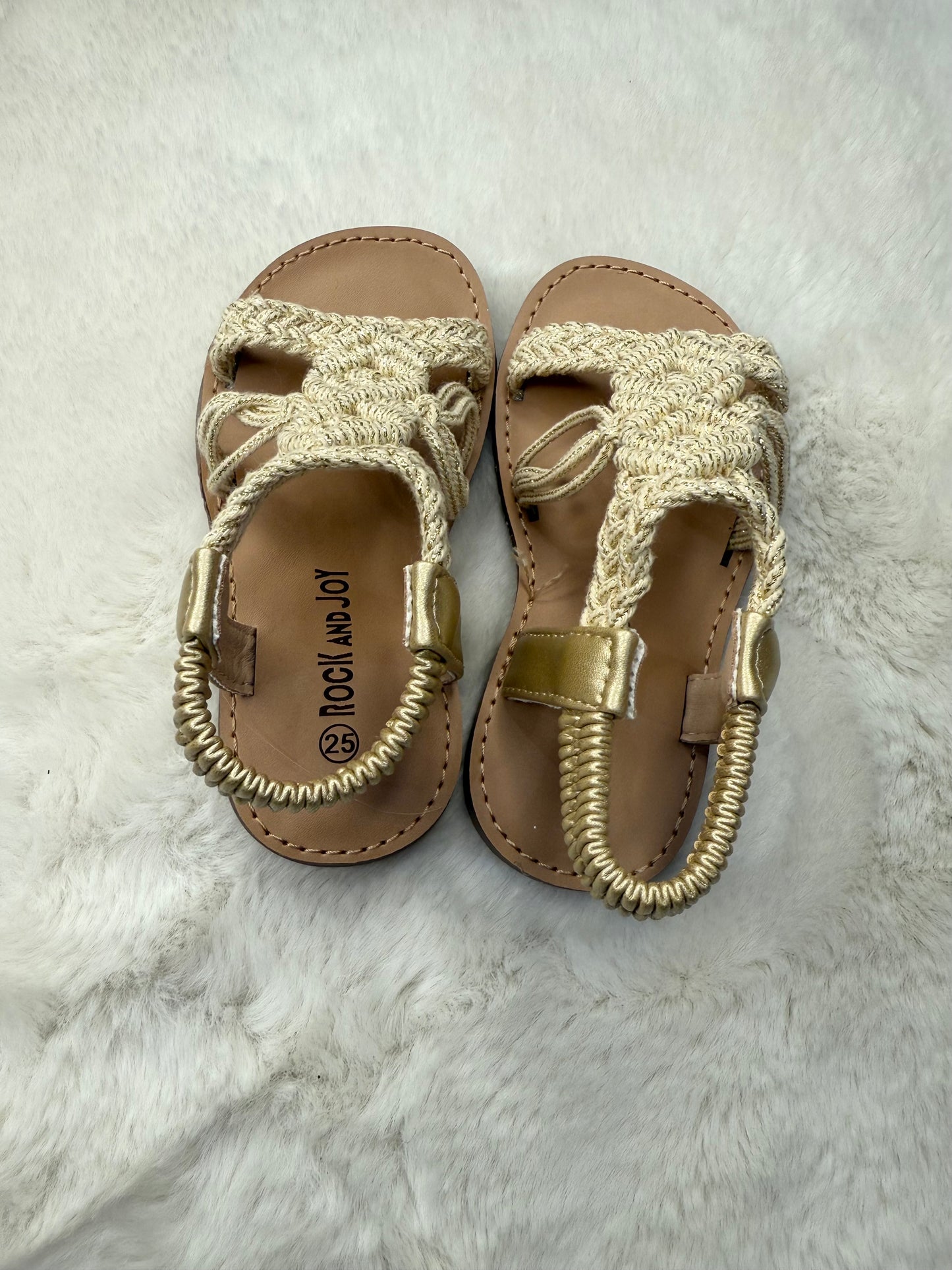 Sandalettes Fille Beige et Doré – Chic et Pratiques pour l’Été