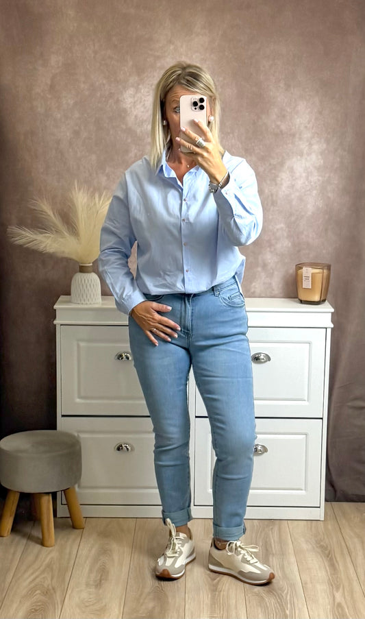 Chemise bleu ciel avec boutons dorés