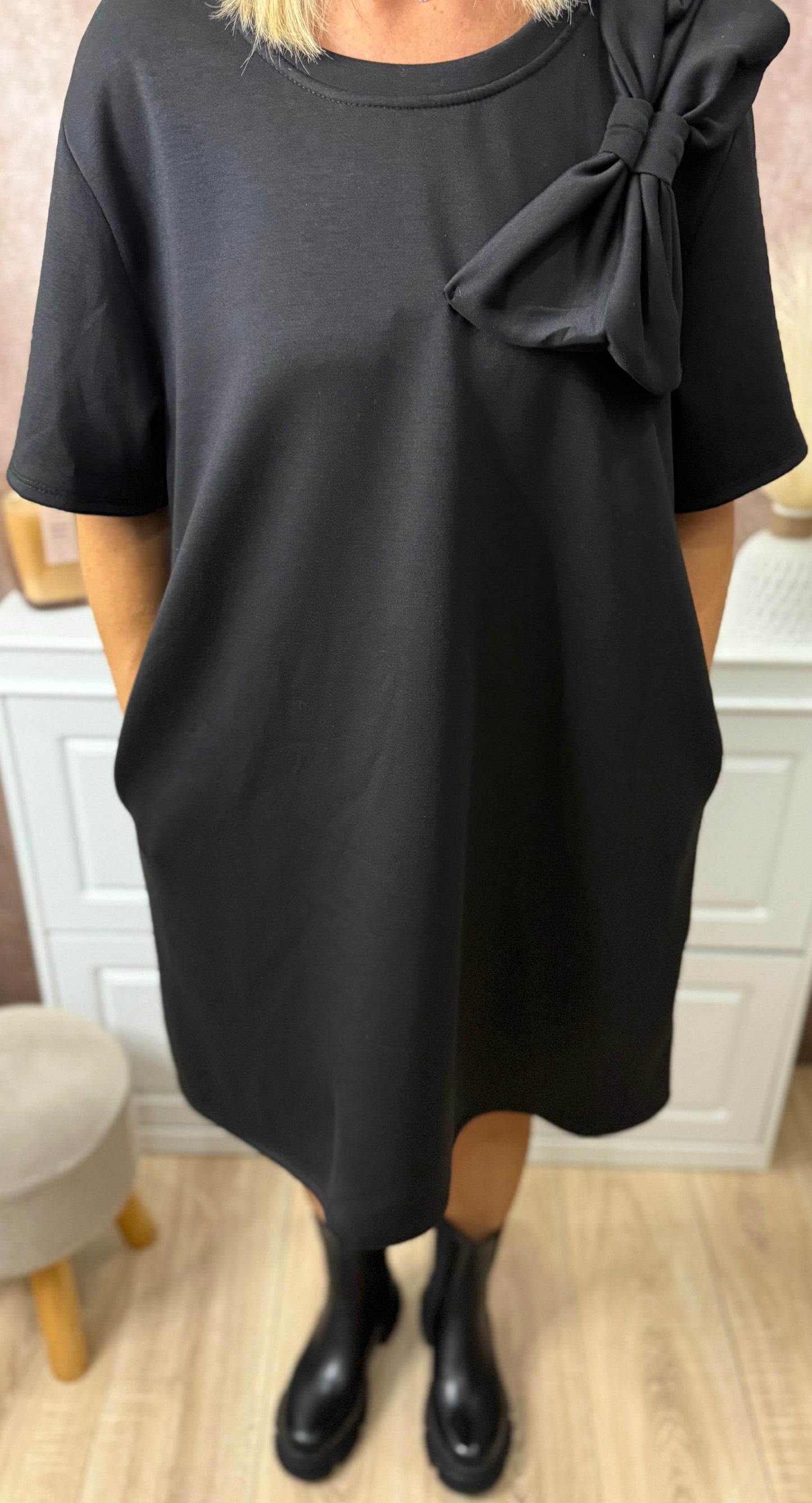 🖤 Robe noire avec gros nœud à l’épaule – Taille unique (du 40 au 52)