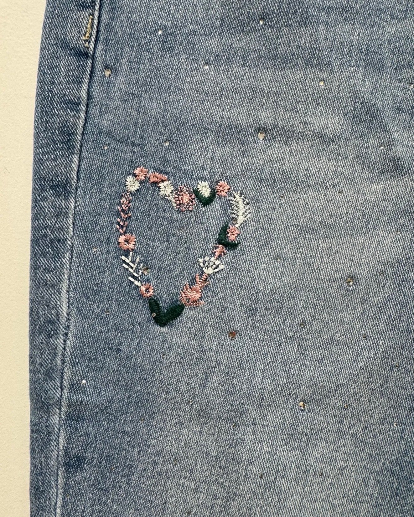 Jean bleu clair – coupe flare avec cœurs brodés et strass