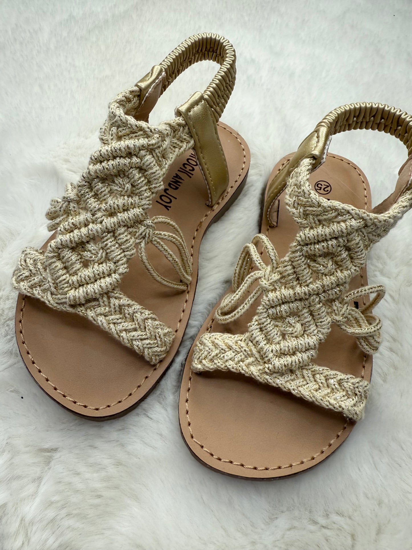 Sandalettes Fille Beige et Doré – Chic et Pratiques pour l’Été