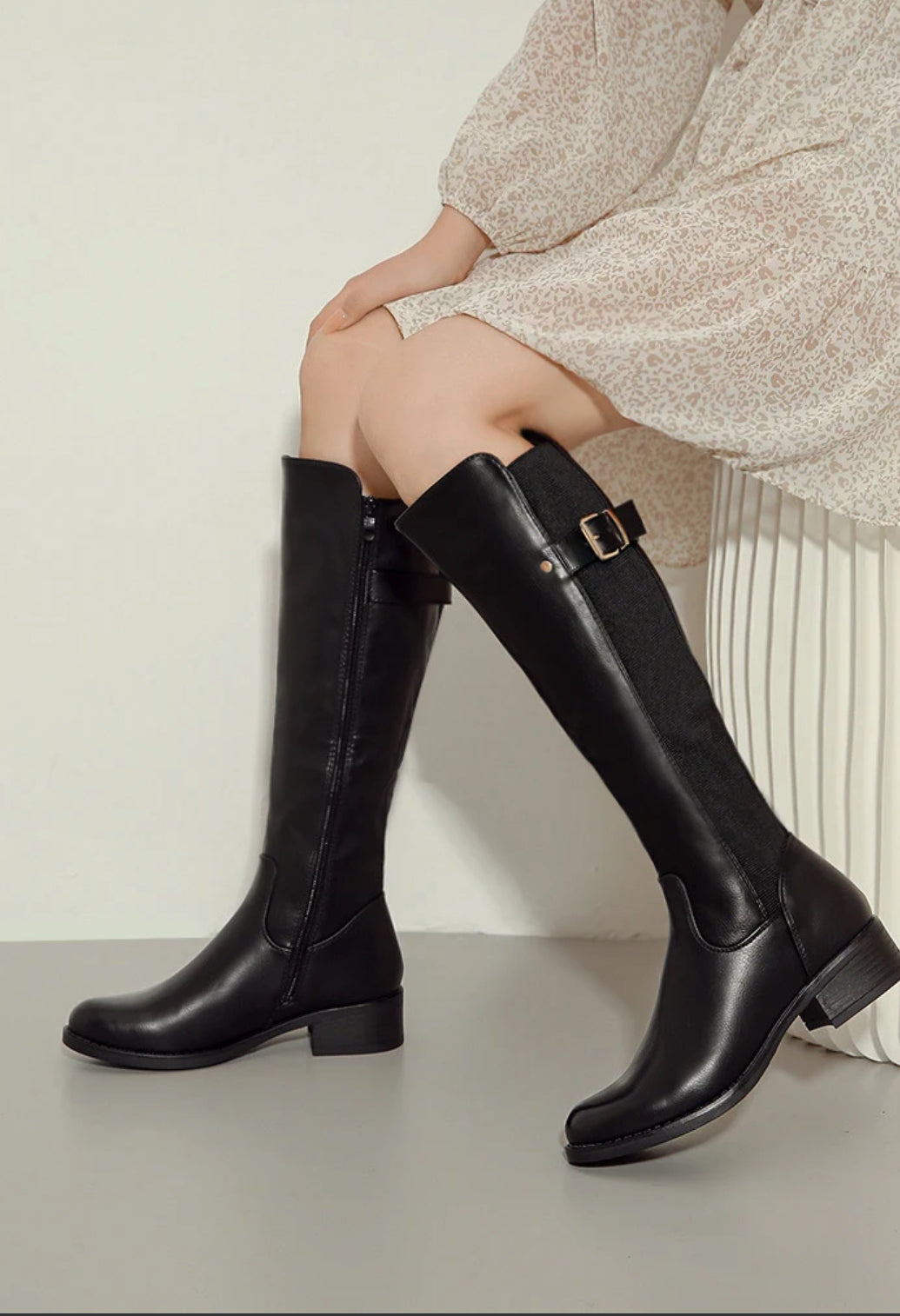 Bottes noires avec boucle dorée et élastique