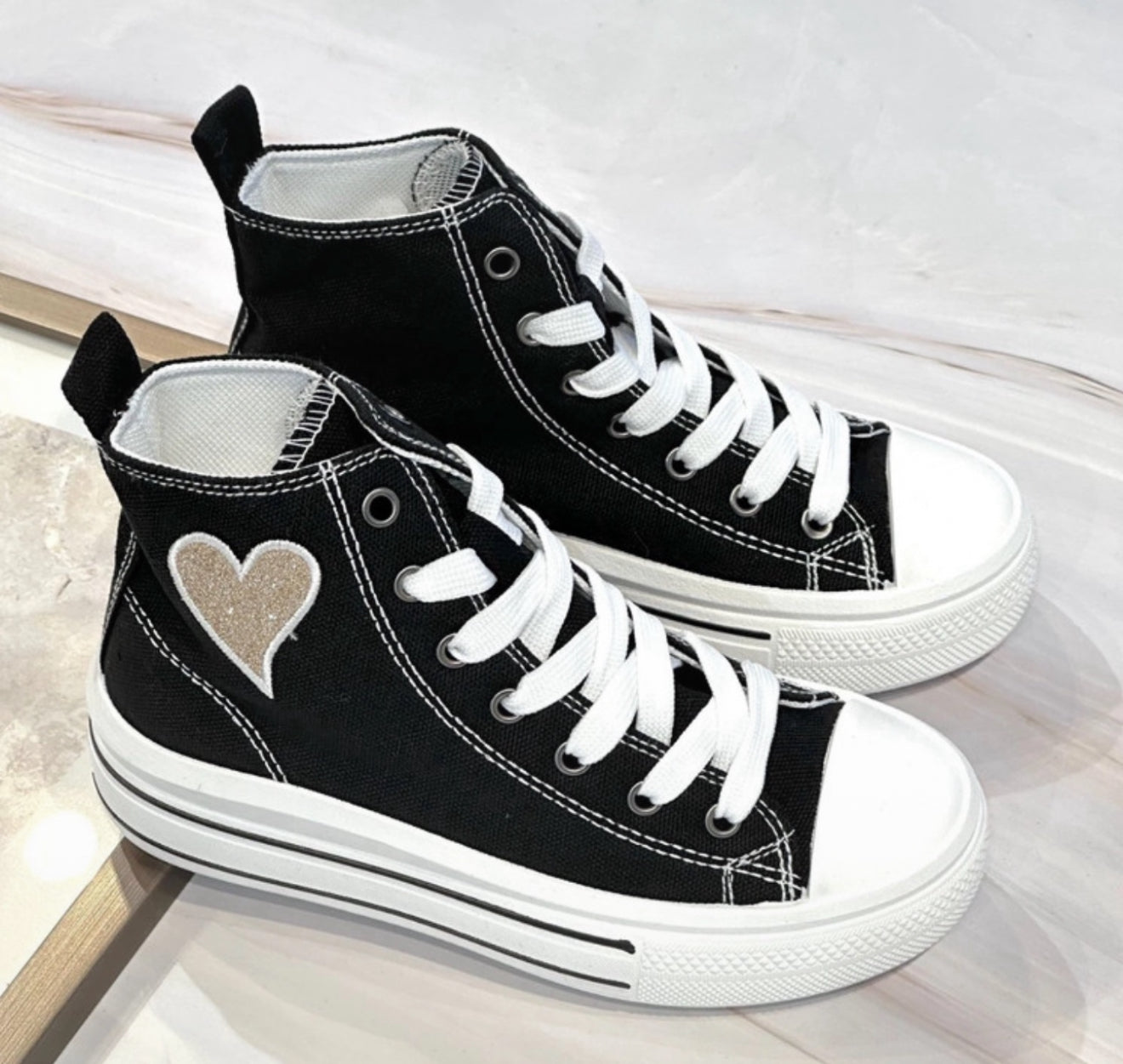 Baskets Fille Noires avec Cœur Doré – Sobriété et Touche Brillante