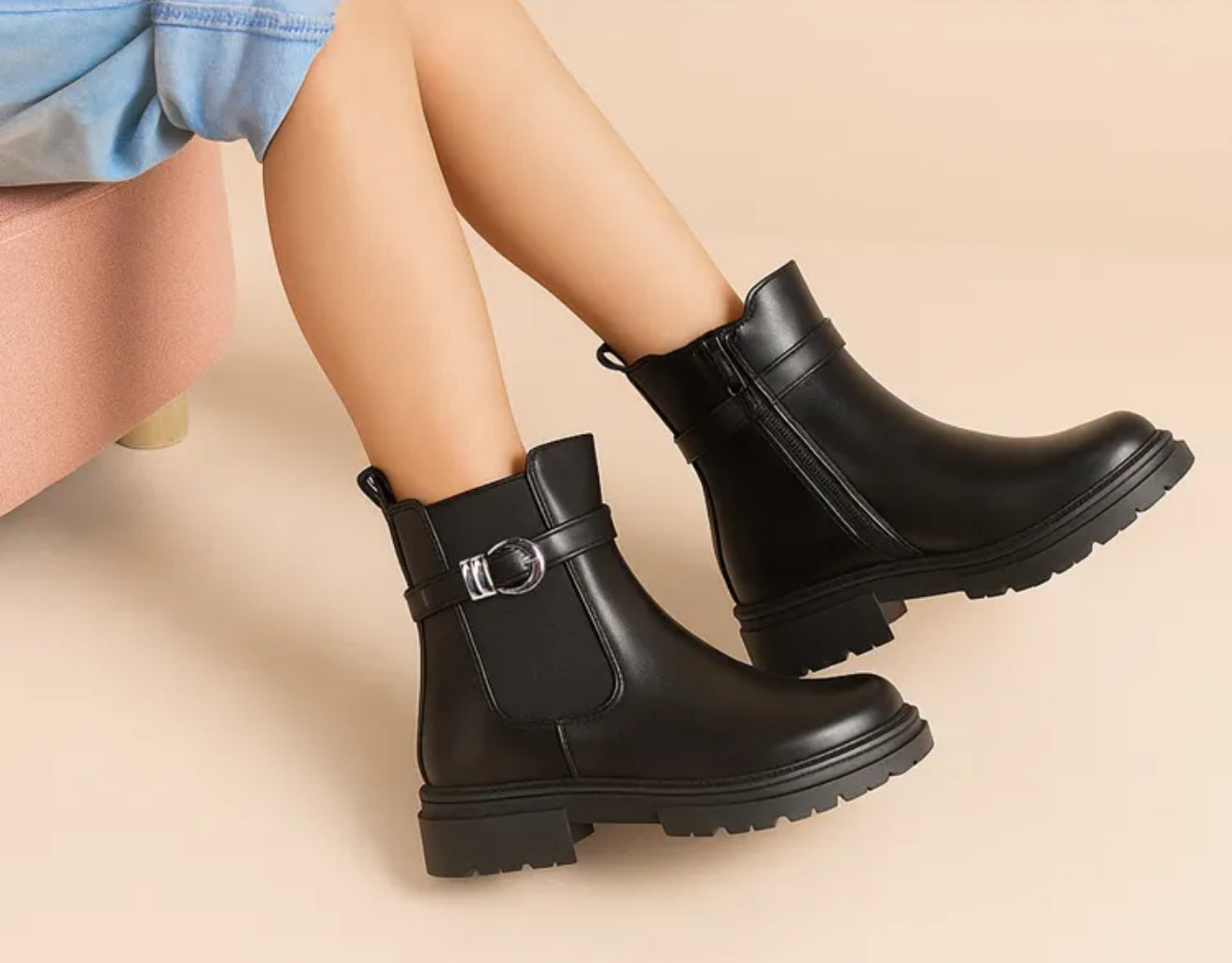 Bottines noires avec jolie boucle