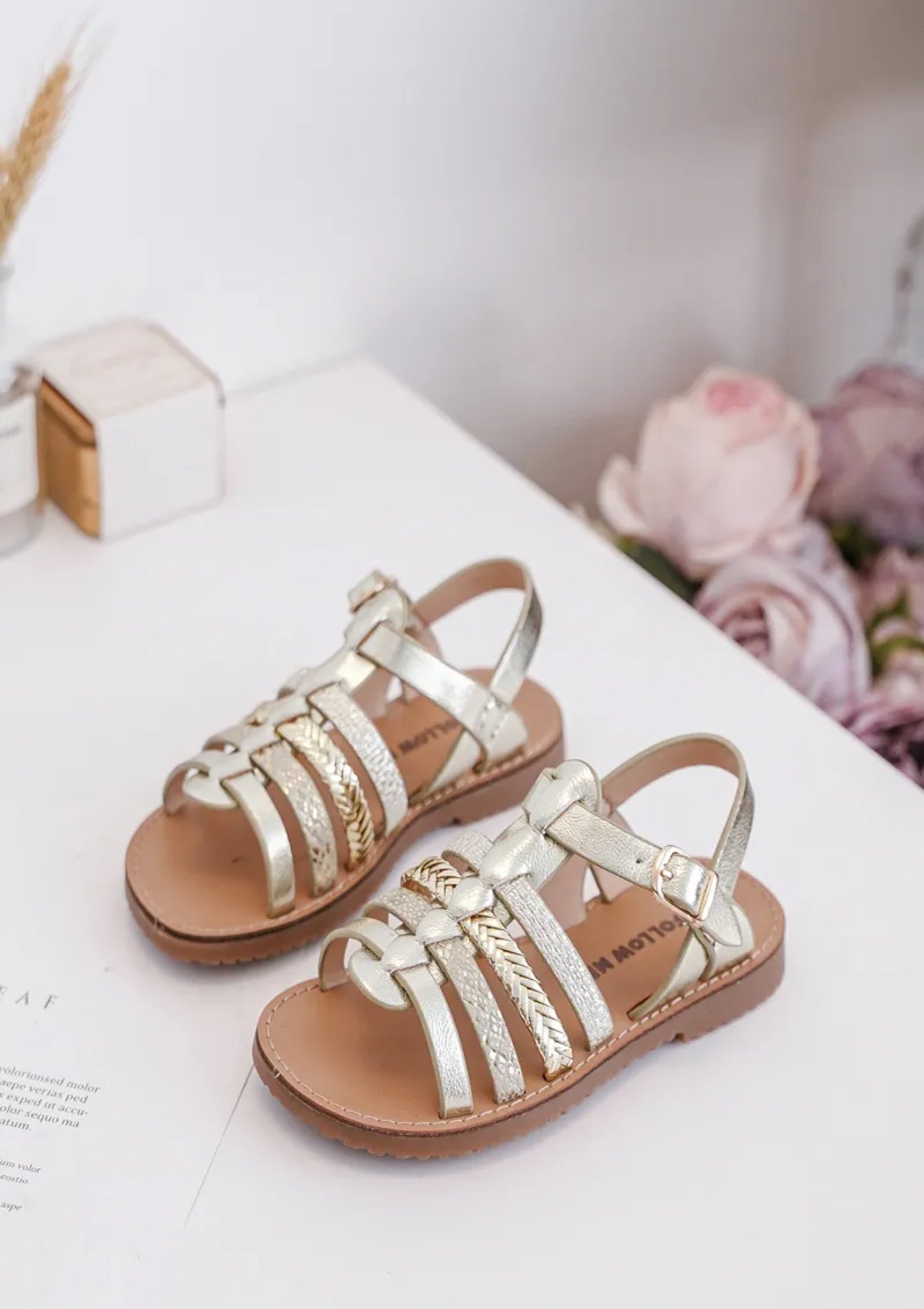 Sandales dorées fille – Élégance & confort pour l’été