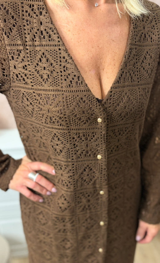 🍫 Robe longue femme – Crochet chocolat, boutonnée, col V