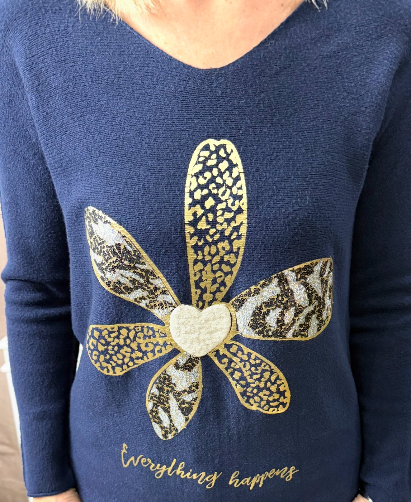 🤍 Pull femme – Fleur dorée, col V et élégant