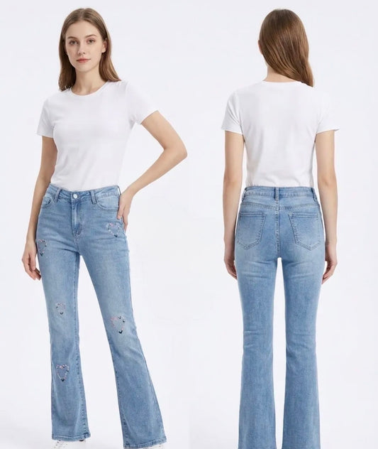 Jean bleu clair – coupe flare avec cœurs brodés et strass