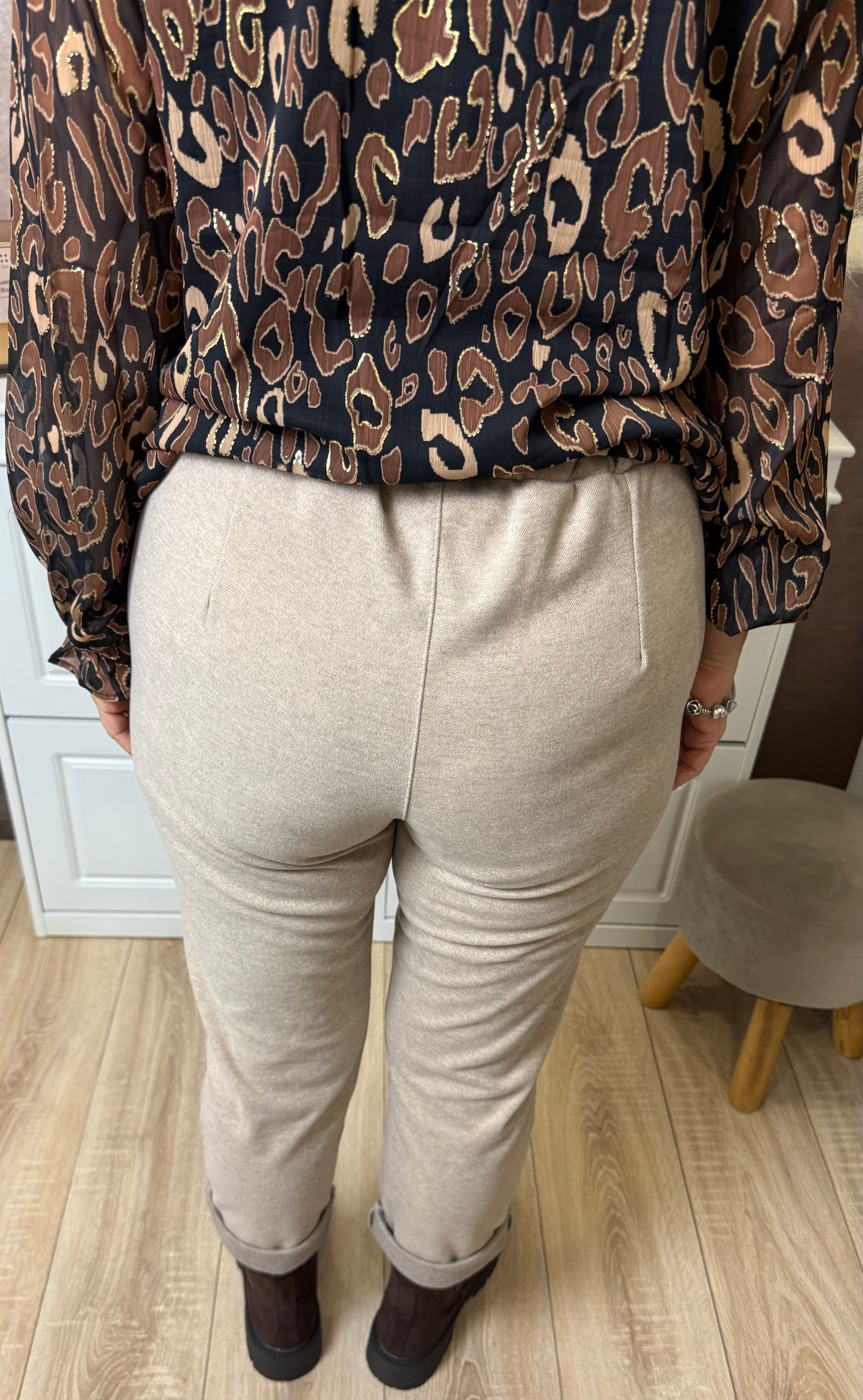 Pantalon à taille élastique avec ceinture noire et boucle dorée