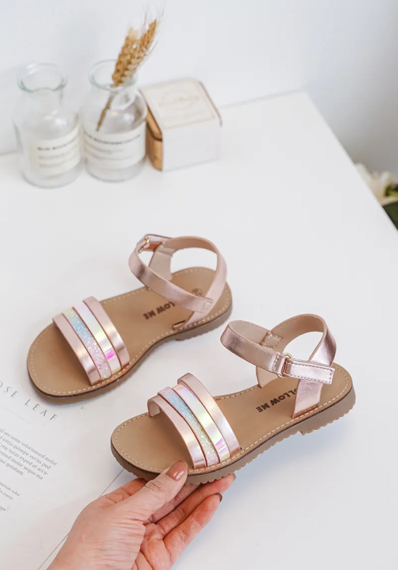 Sandalette fille avec scratch – Confort et style pour les beaux jours