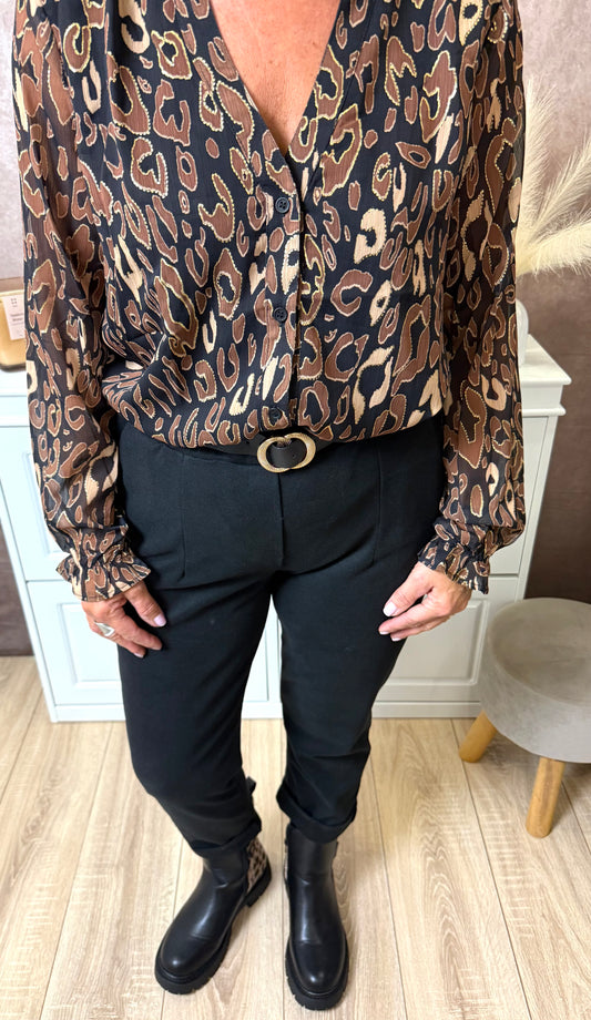 Pantalon à taille élastique avec ceinture noire et boucle dorée