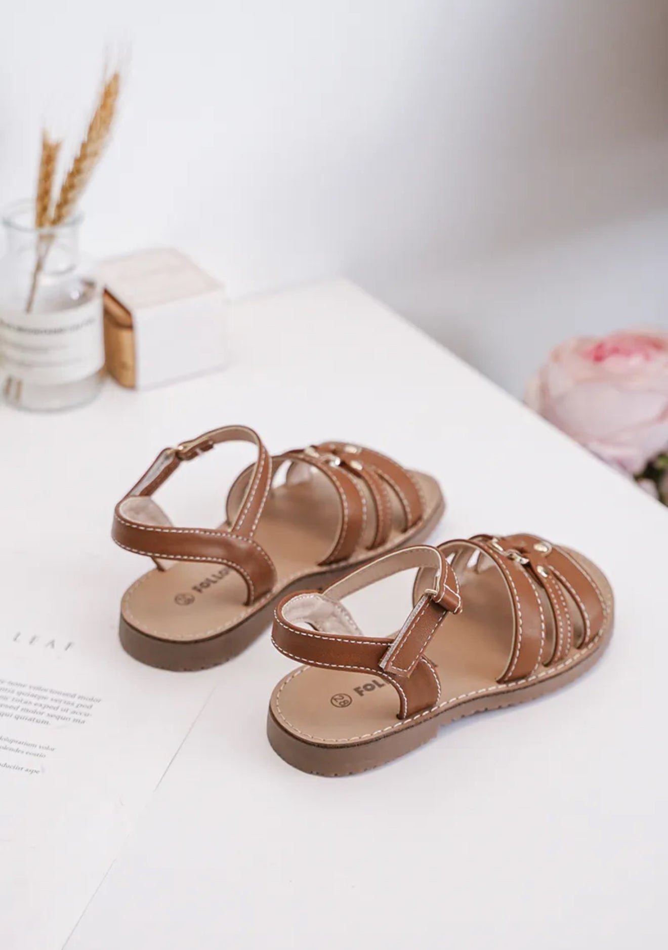 Sandalette fille avec scratch – Confort et style pour les beaux jours