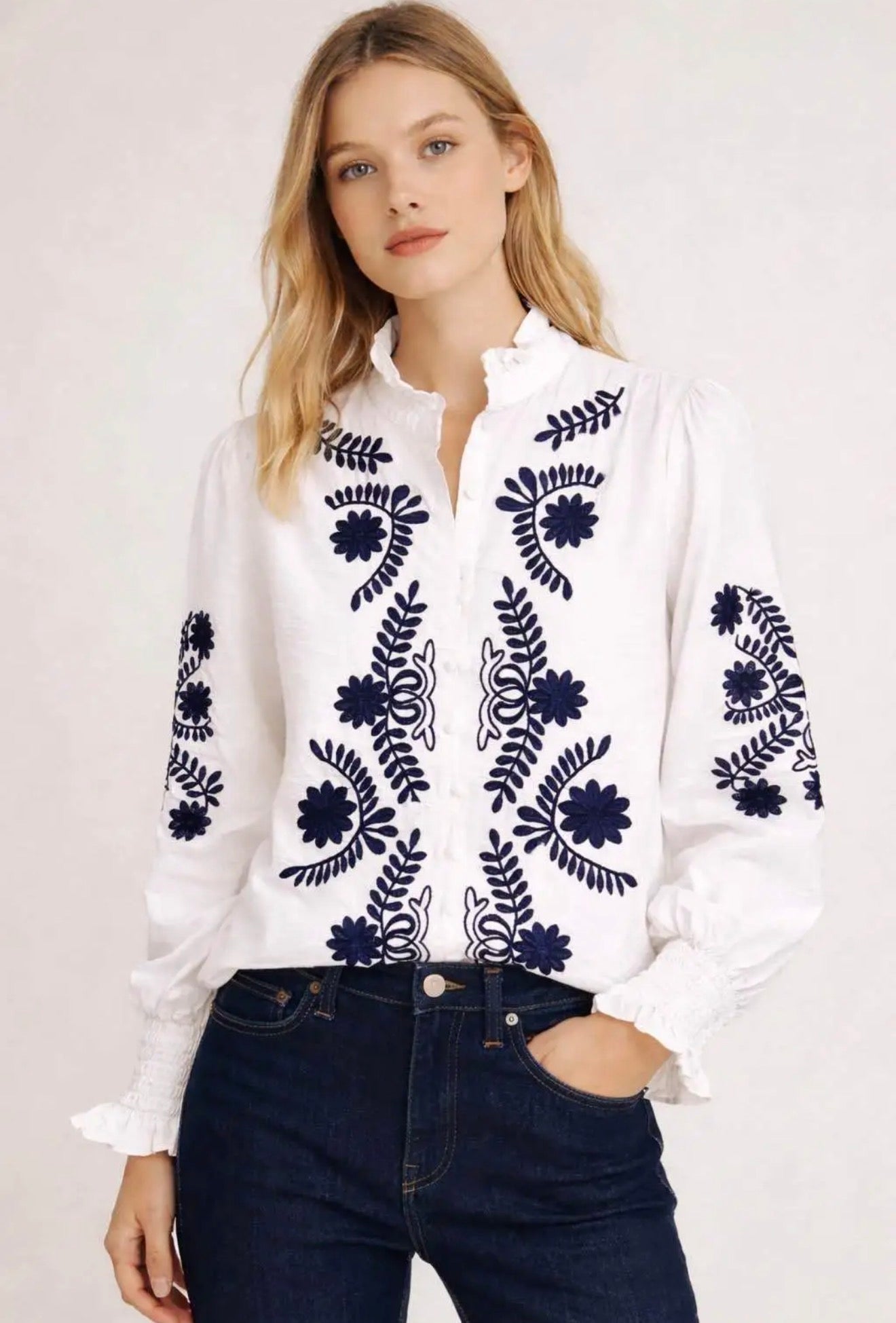 Chemise blanche – broderie bleu marine