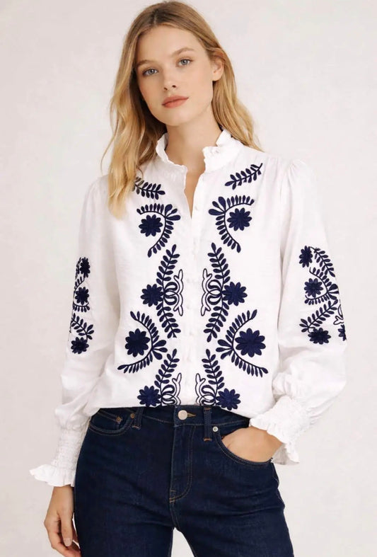 Chemise blanche – broderie bleu marine