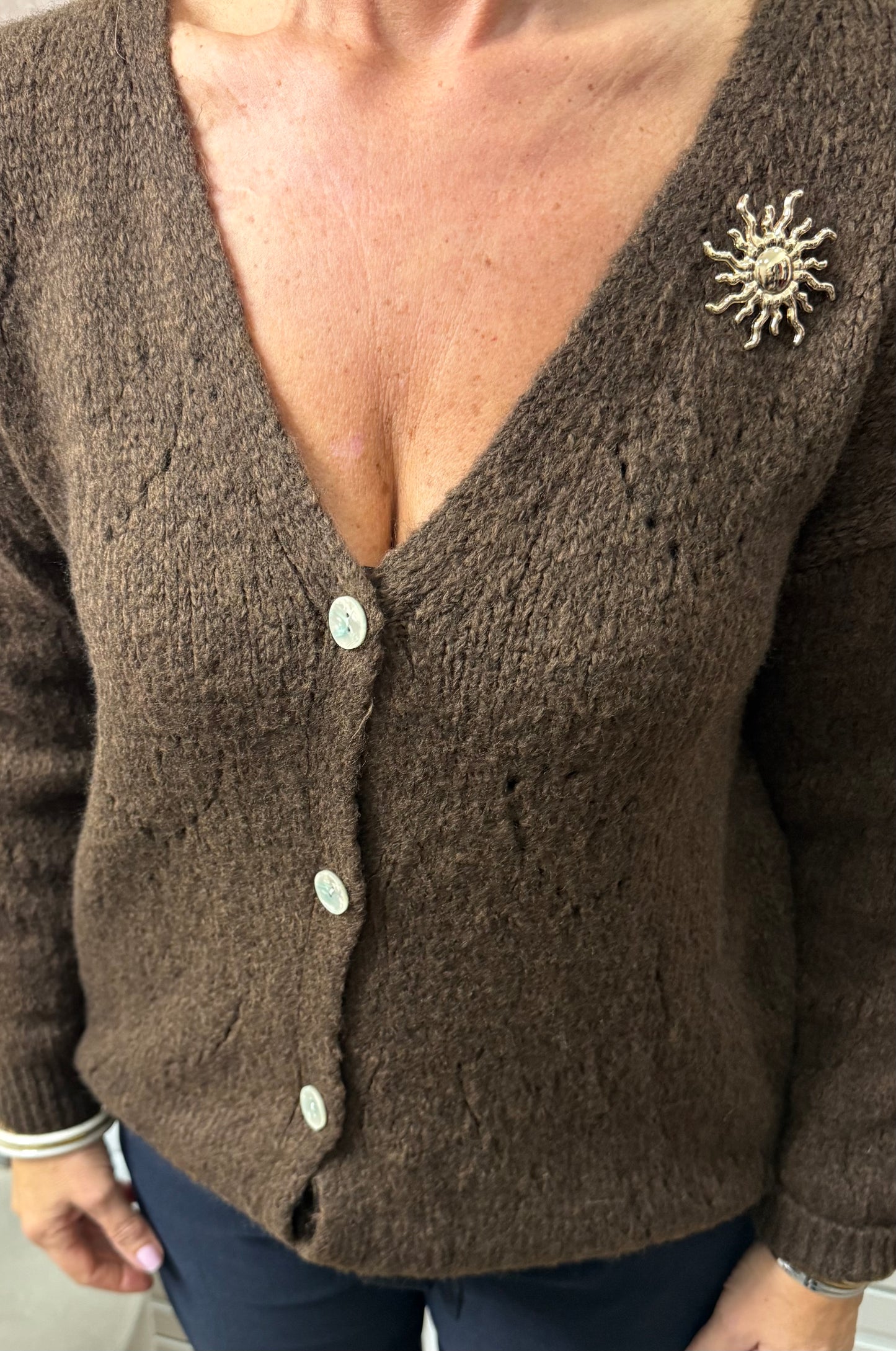 💛 Gilet ajouré cœur avec broche soleil doré – Taille unique (36 au 48)