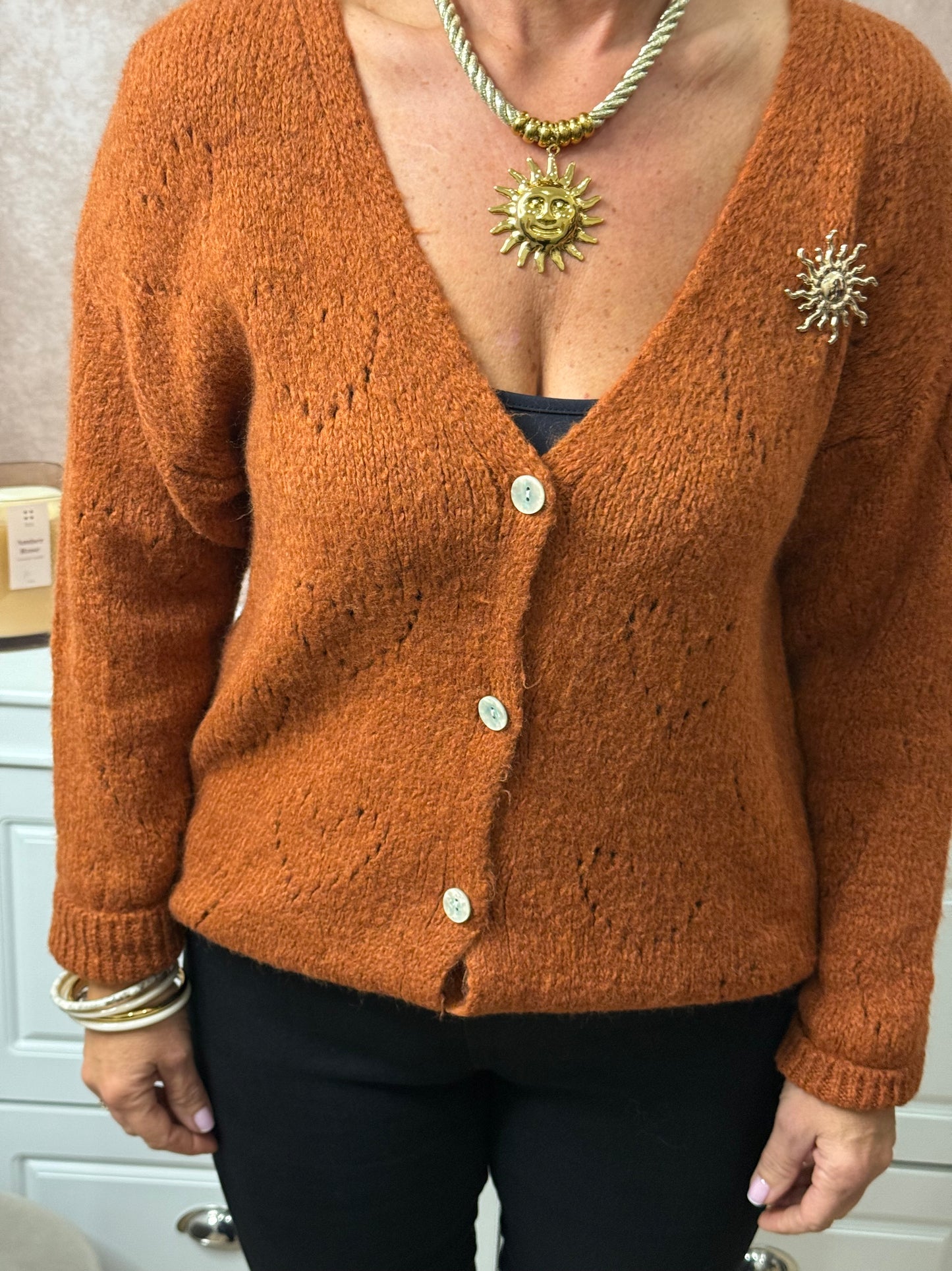 💛 Gilet ajouré cœur avec broche soleil doré – Taille unique (36 au 48)