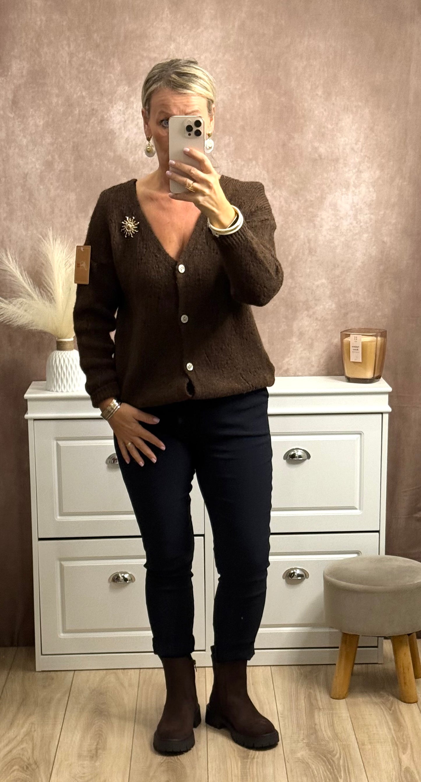 💛 Gilet ajouré cœur avec broche soleil doré – Taille unique (36 au 48)