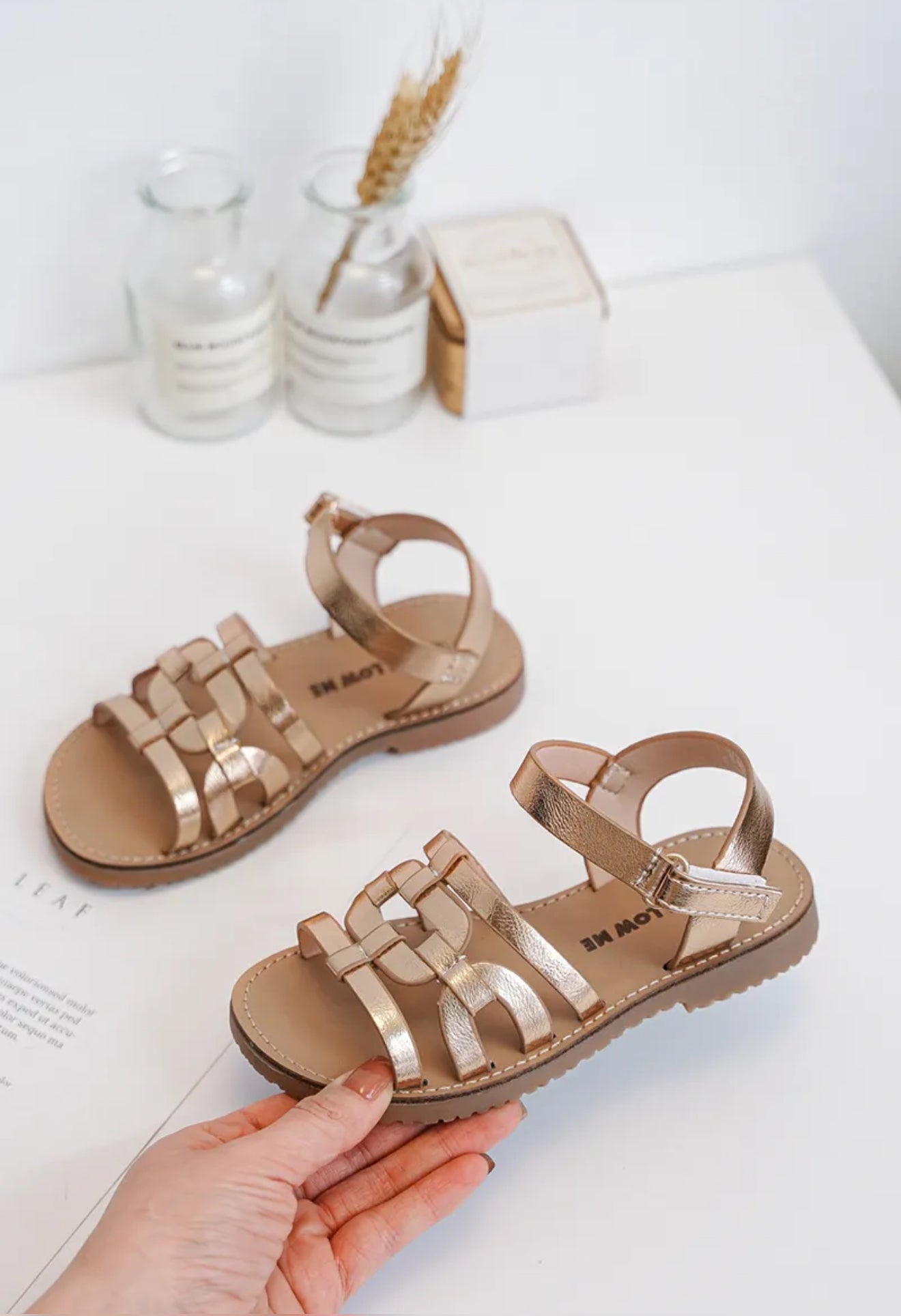 Sandalette fille avec scratch – Confort et style pour les beaux jours