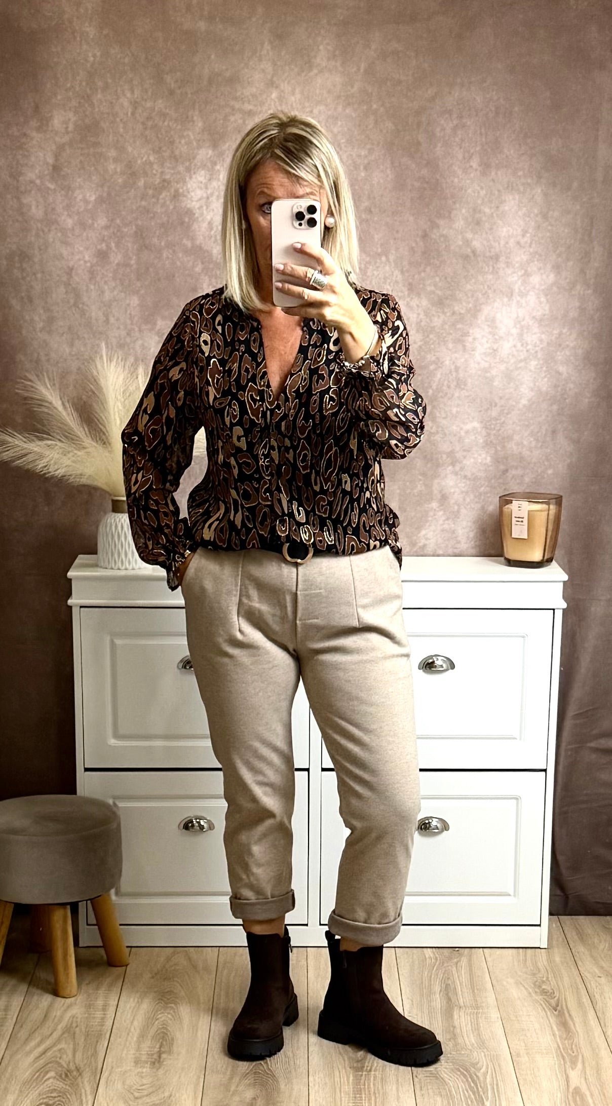 Pantalon à taille élastique avec ceinture noire et boucle dorée