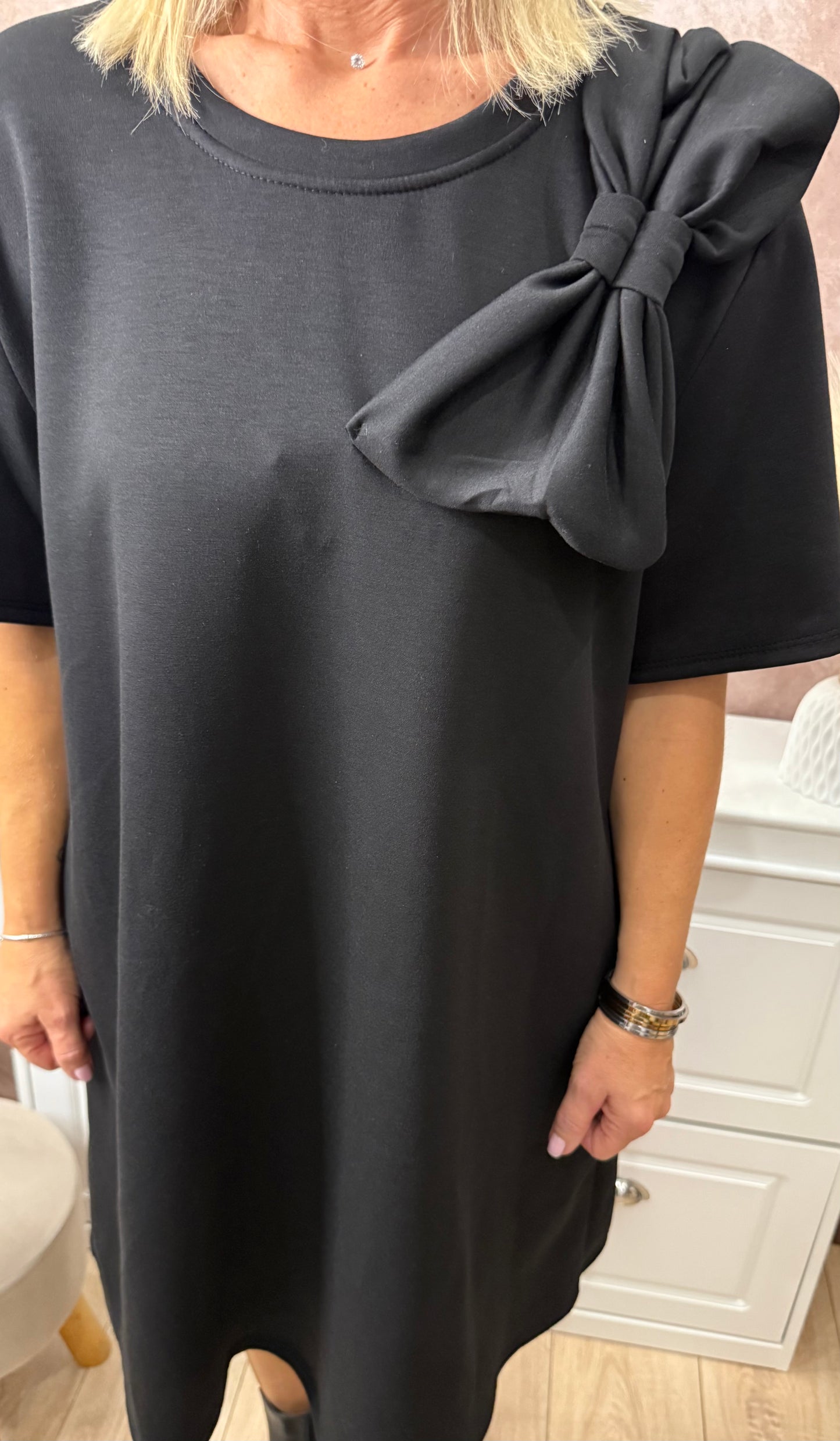 🖤 Robe noire avec gros nœud à l’épaule – Taille unique (du 40 au 52)