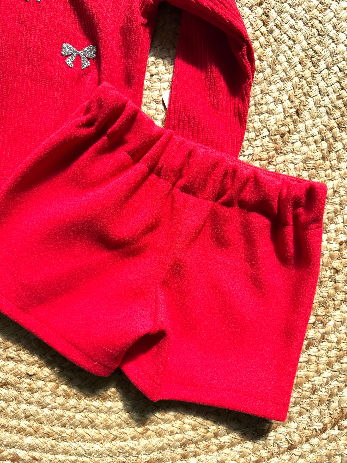 Ensemble pull et jupe-short rouge