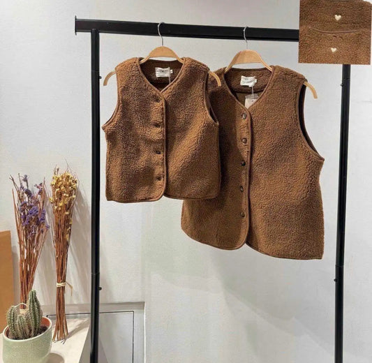 Gilet chocolat sans manches – Look Mère & Fille 🤎✨