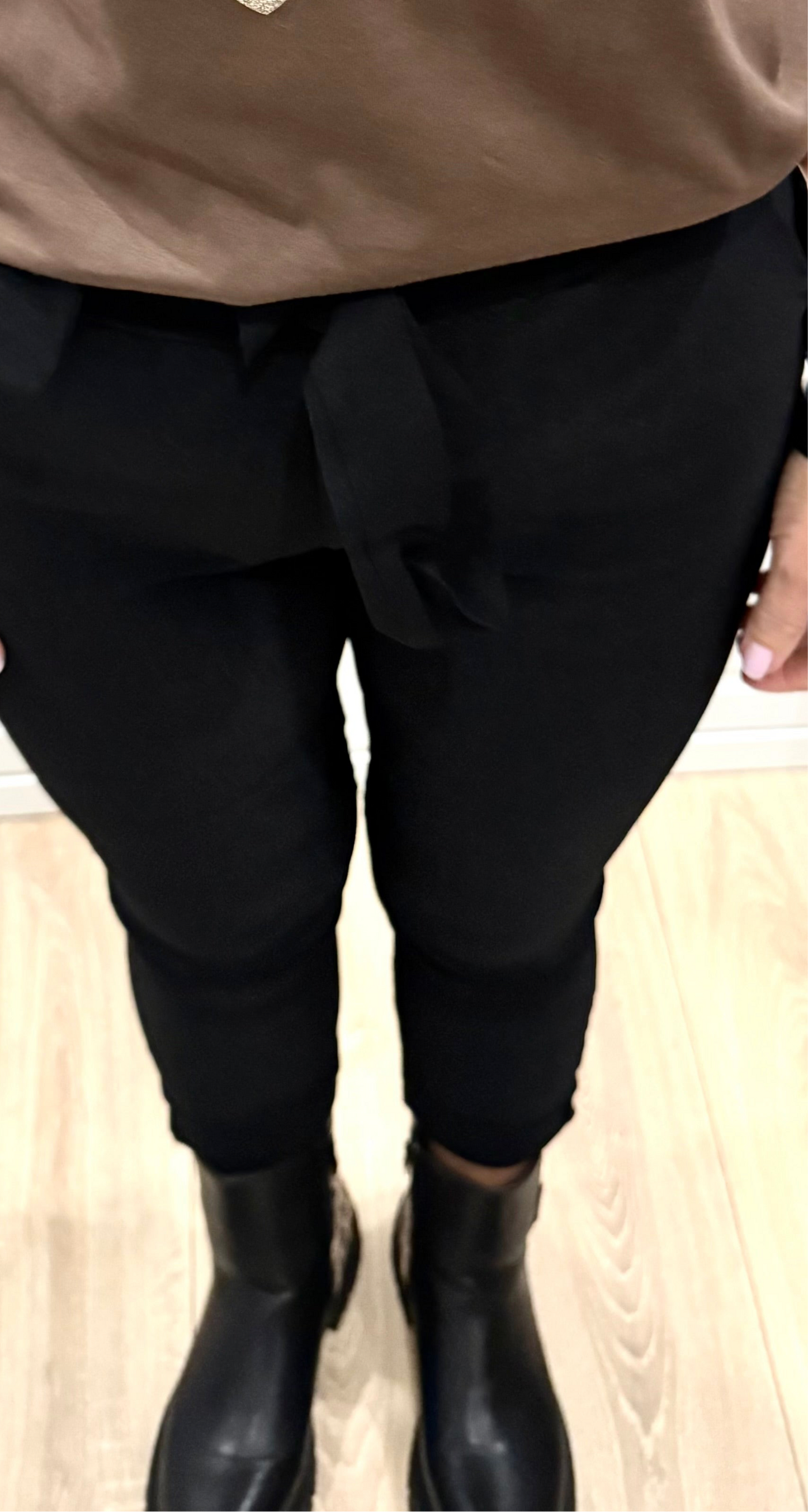 Pantalon noir à taille élastique avec ceinture