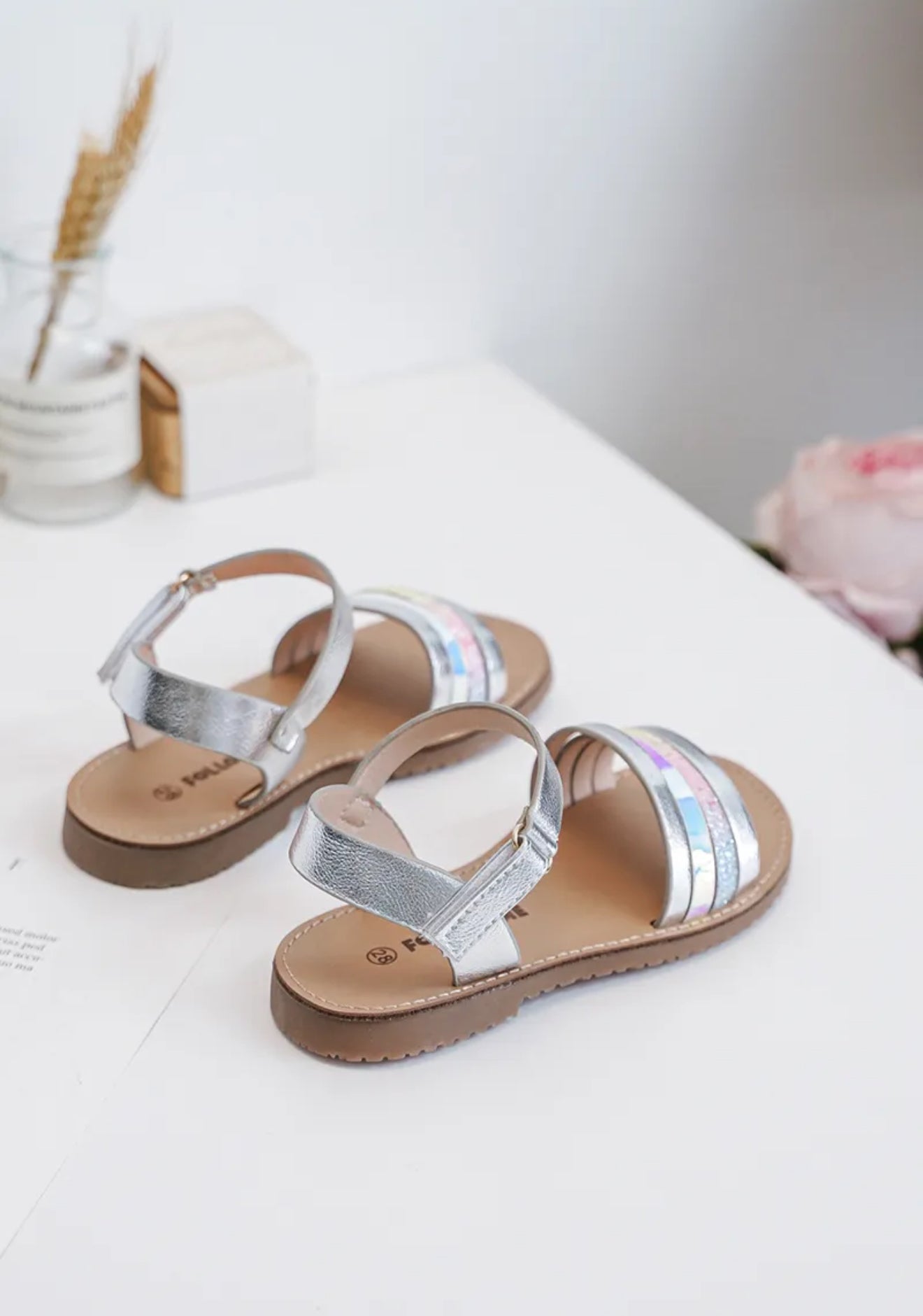 Sandalette fille avec scratch – Confort et style pour les beaux jours