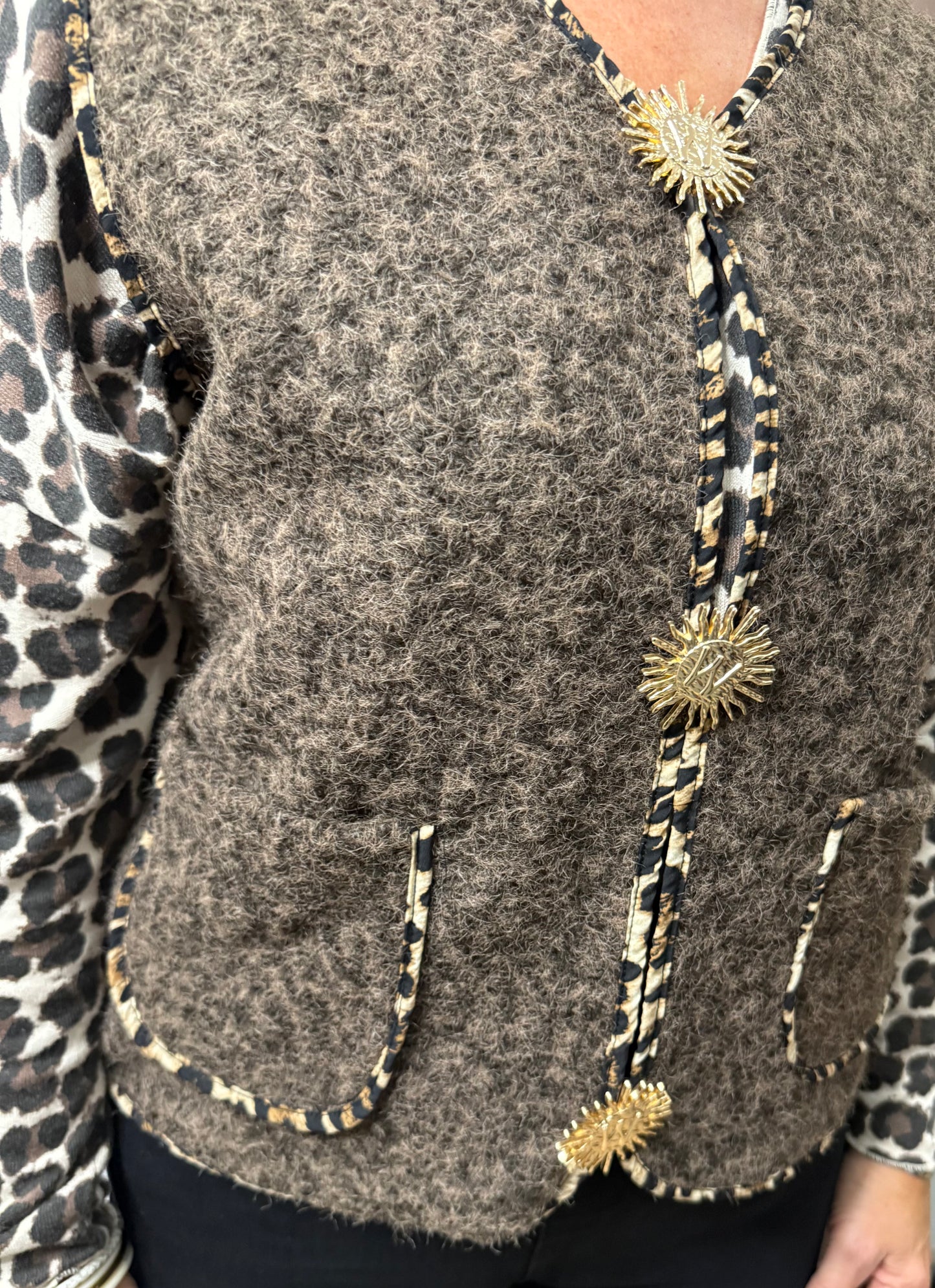 🐆 Gilet couleur unie avec liseré en imprimé léopard – Taille unique (36-42 / 42-46)