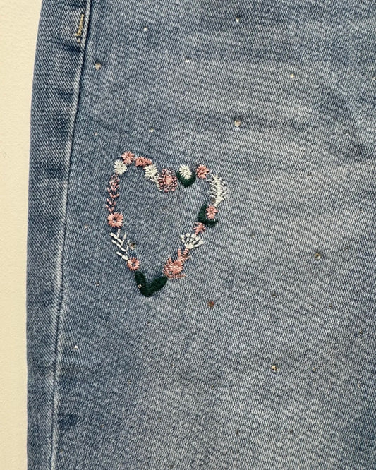 Jean bleu clair – coupe flare avec cœurs brodés et strass