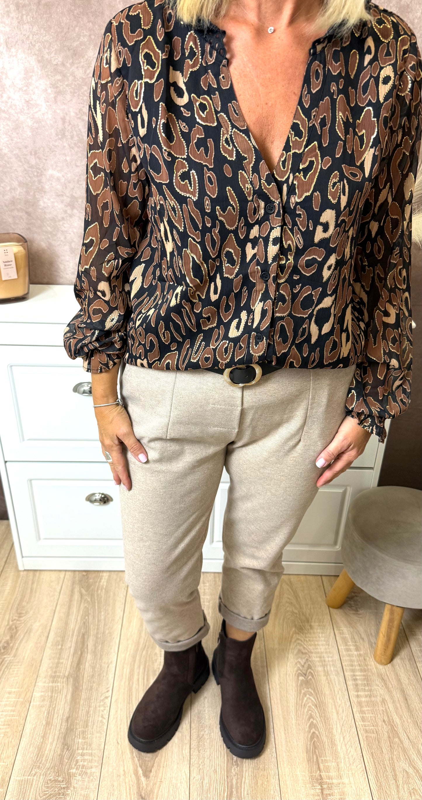 Pantalon à taille élastique avec ceinture noire et boucle dorée
