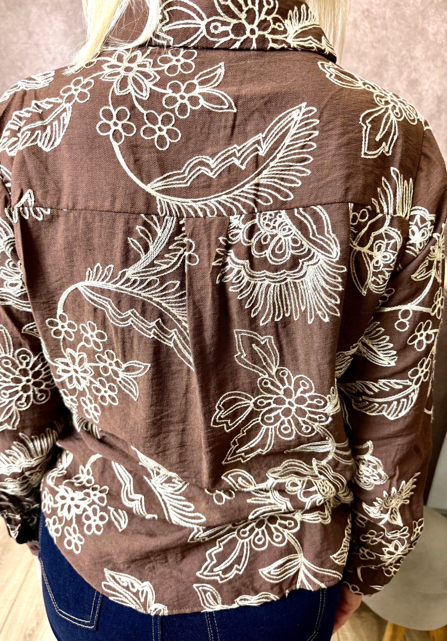 Chemise chocolat avec dessin beige