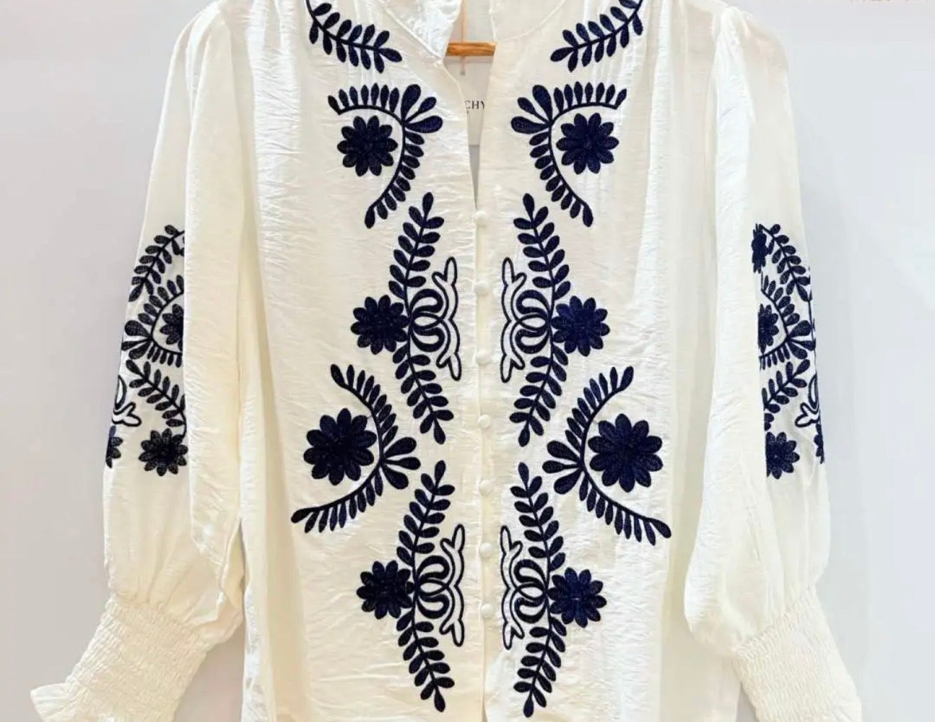 Chemise blanche – broderie bleu marine