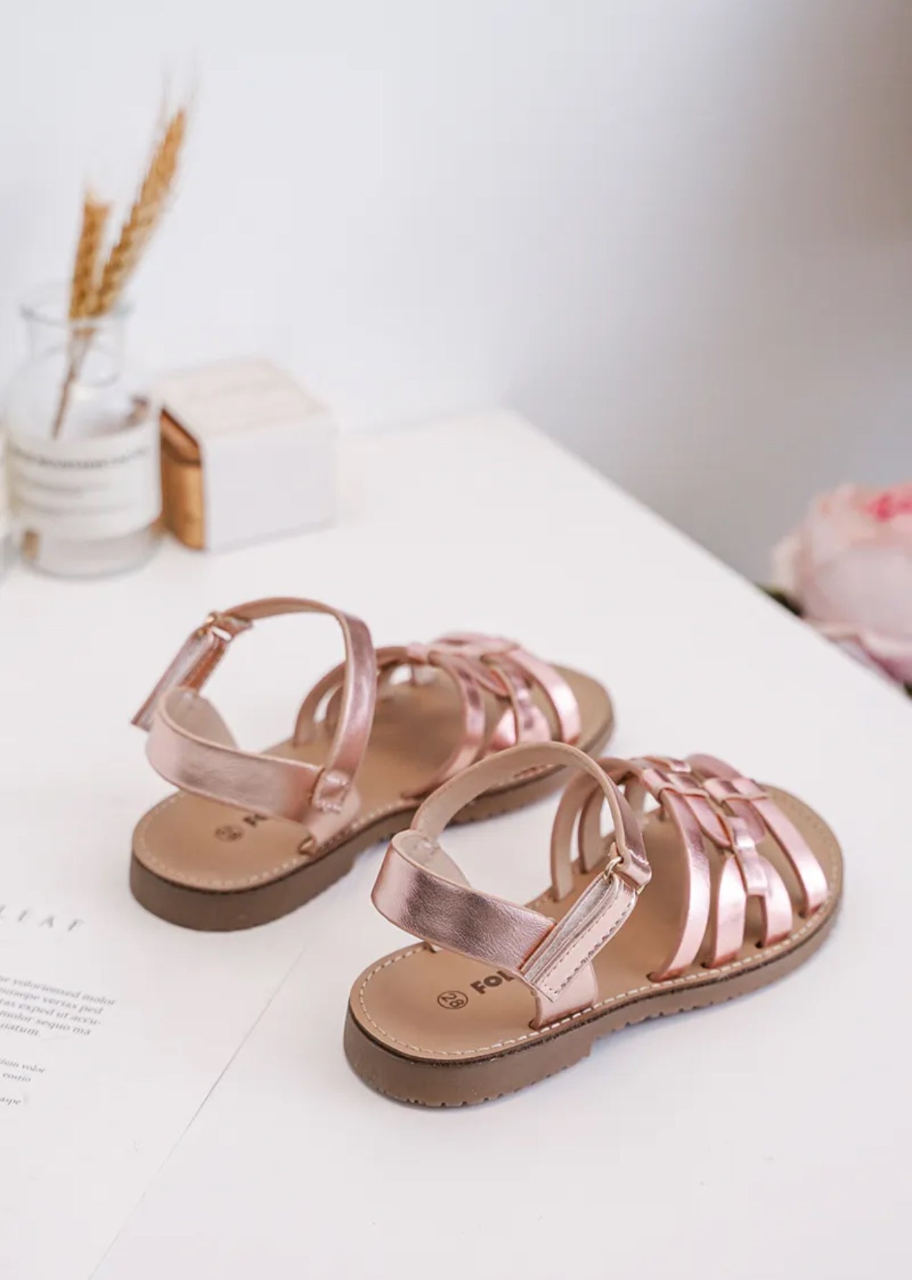 Sandalette fille avec scratch – Confort et style pour les beaux jours