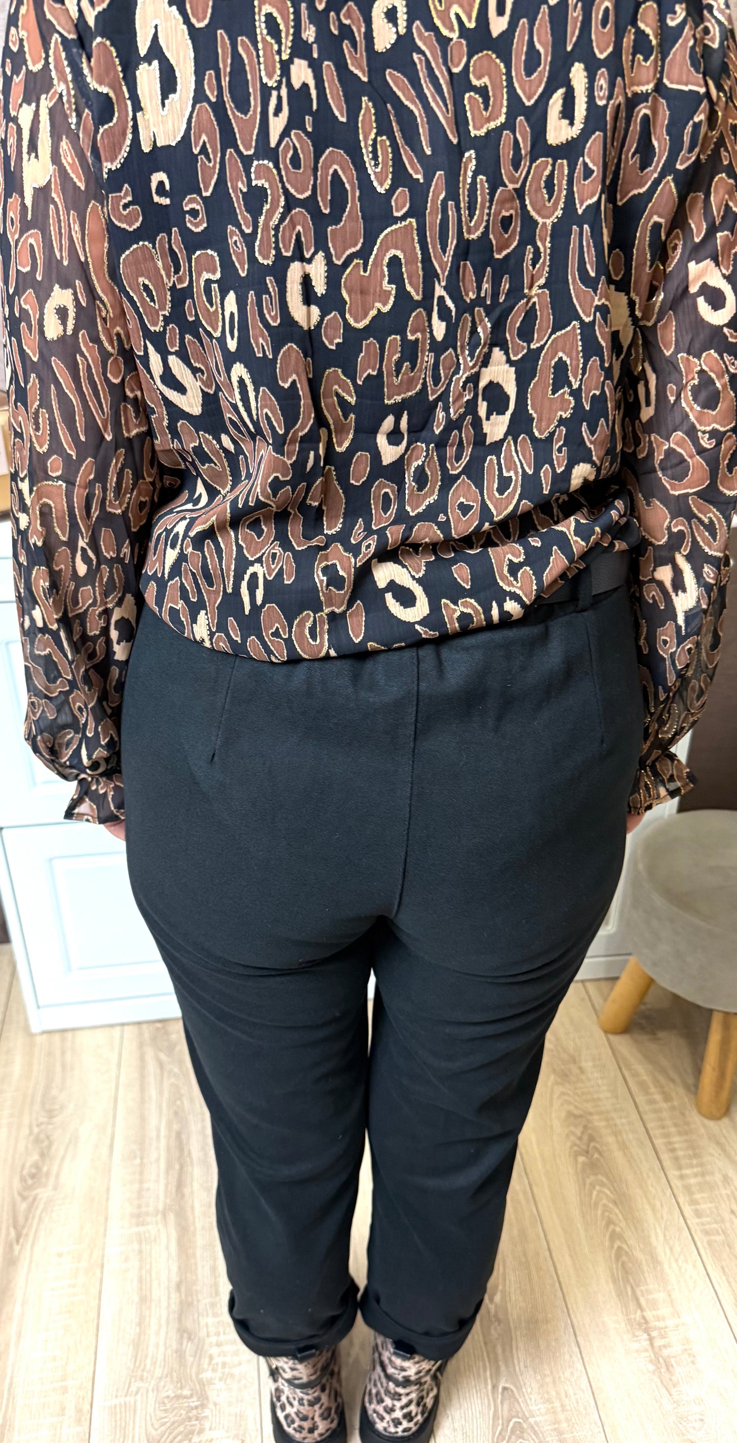 Pantalon à taille élastique avec ceinture noire et boucle dorée