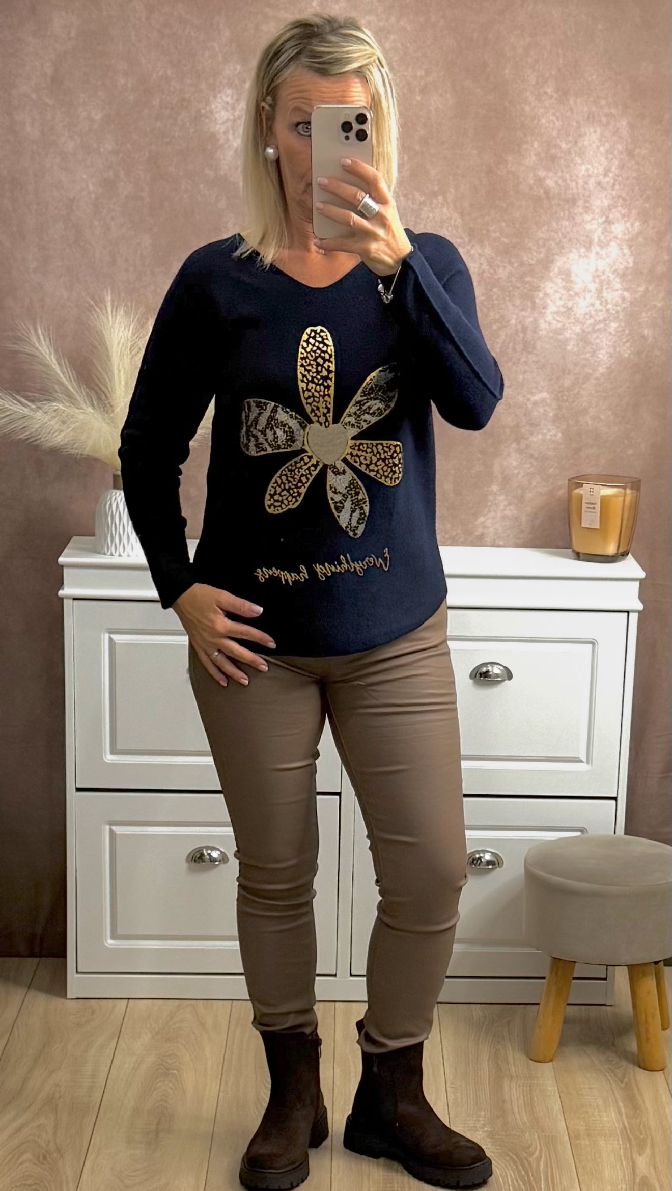 🤍 Pull femme – Fleur dorée, col V et élégant