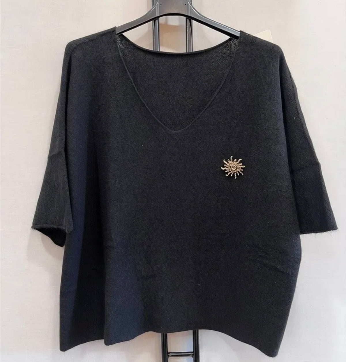 Pull col V avec broche soleil ☀️