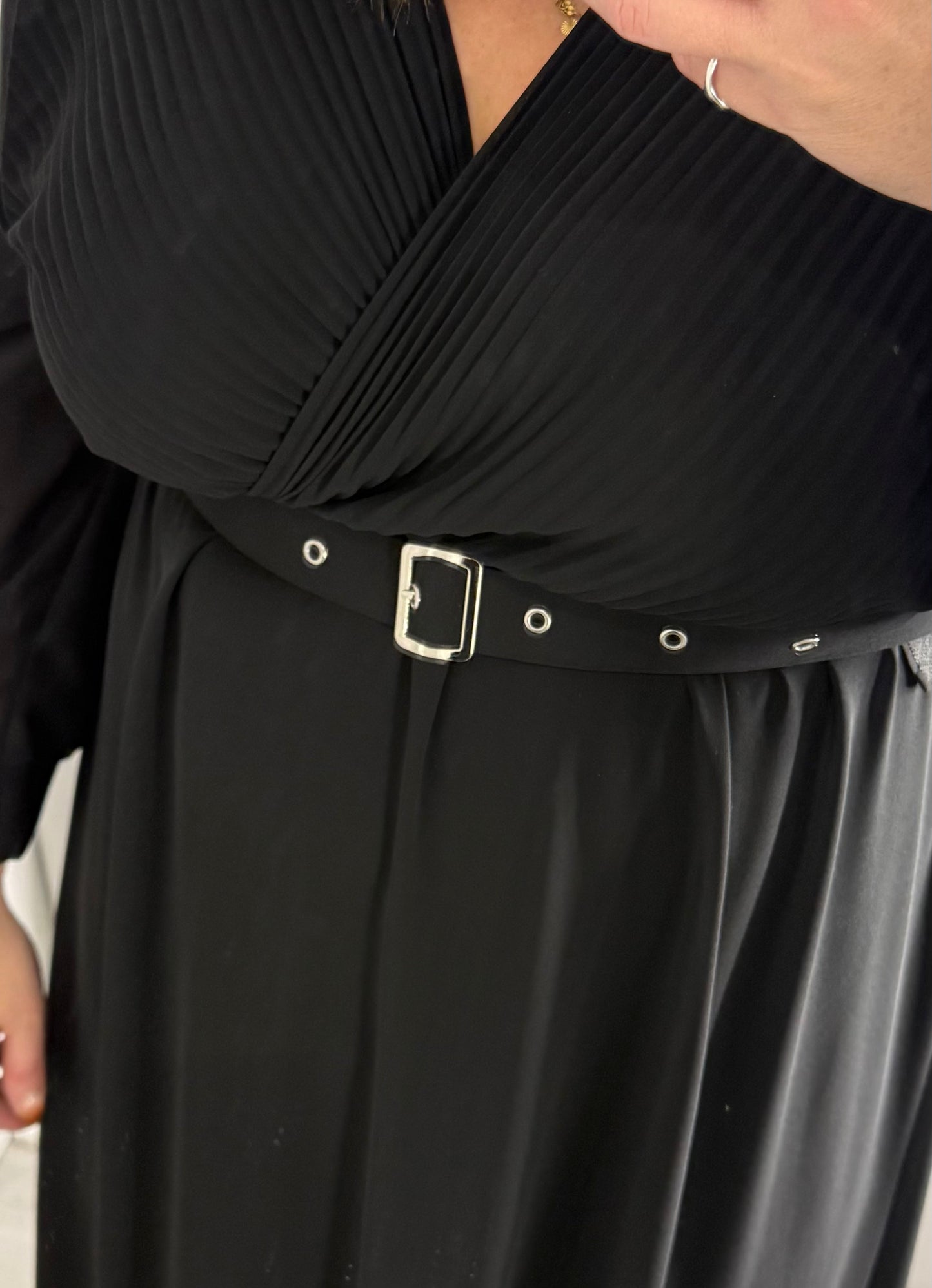 🖤 Robe longue noire en voilage – Haut plissé et ceinture assortie