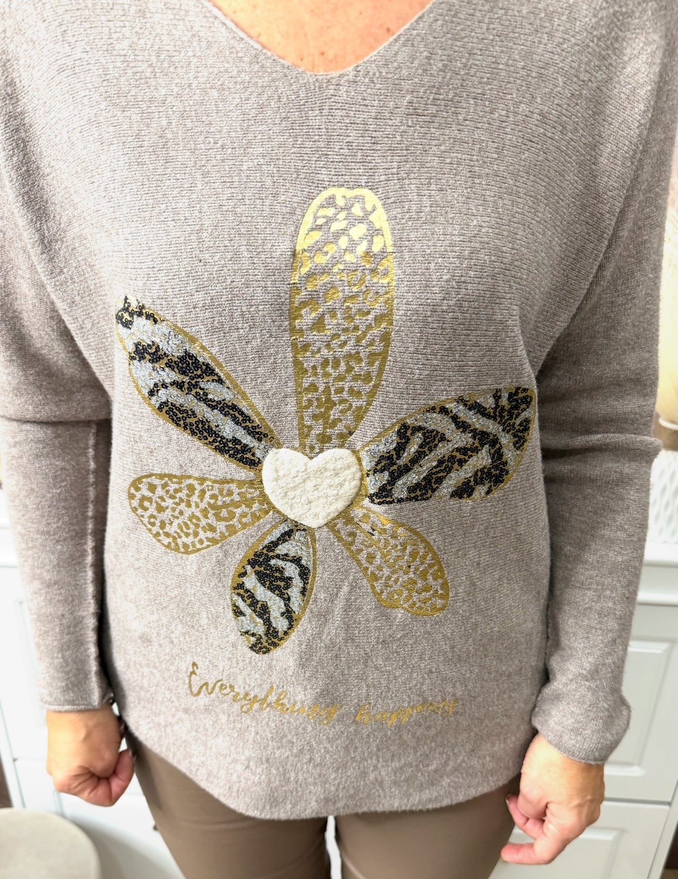 🤍 Pull femme – Fleur dorée, col V et élégant