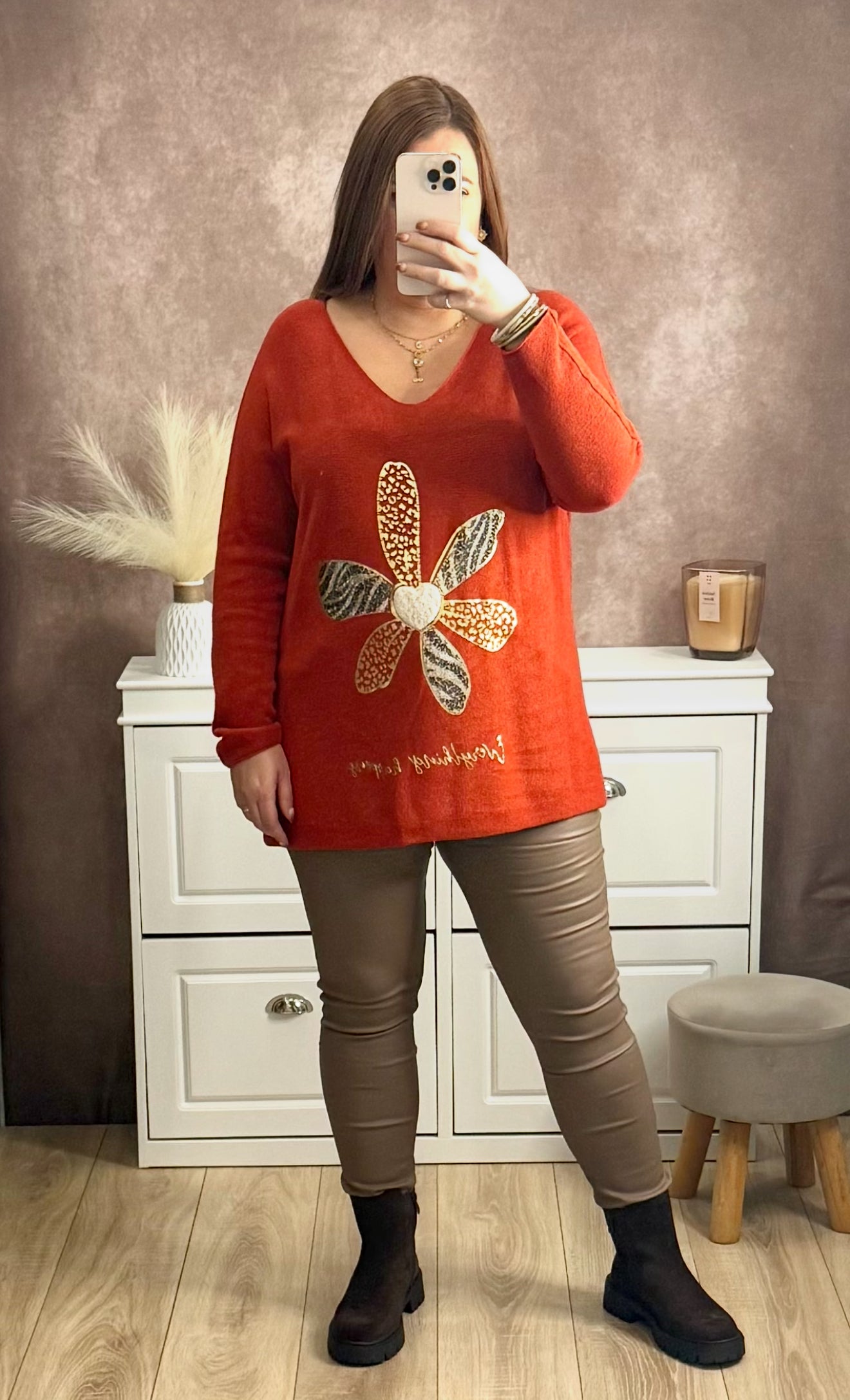 🤍 Pull femme – Fleur dorée, col V et élégant