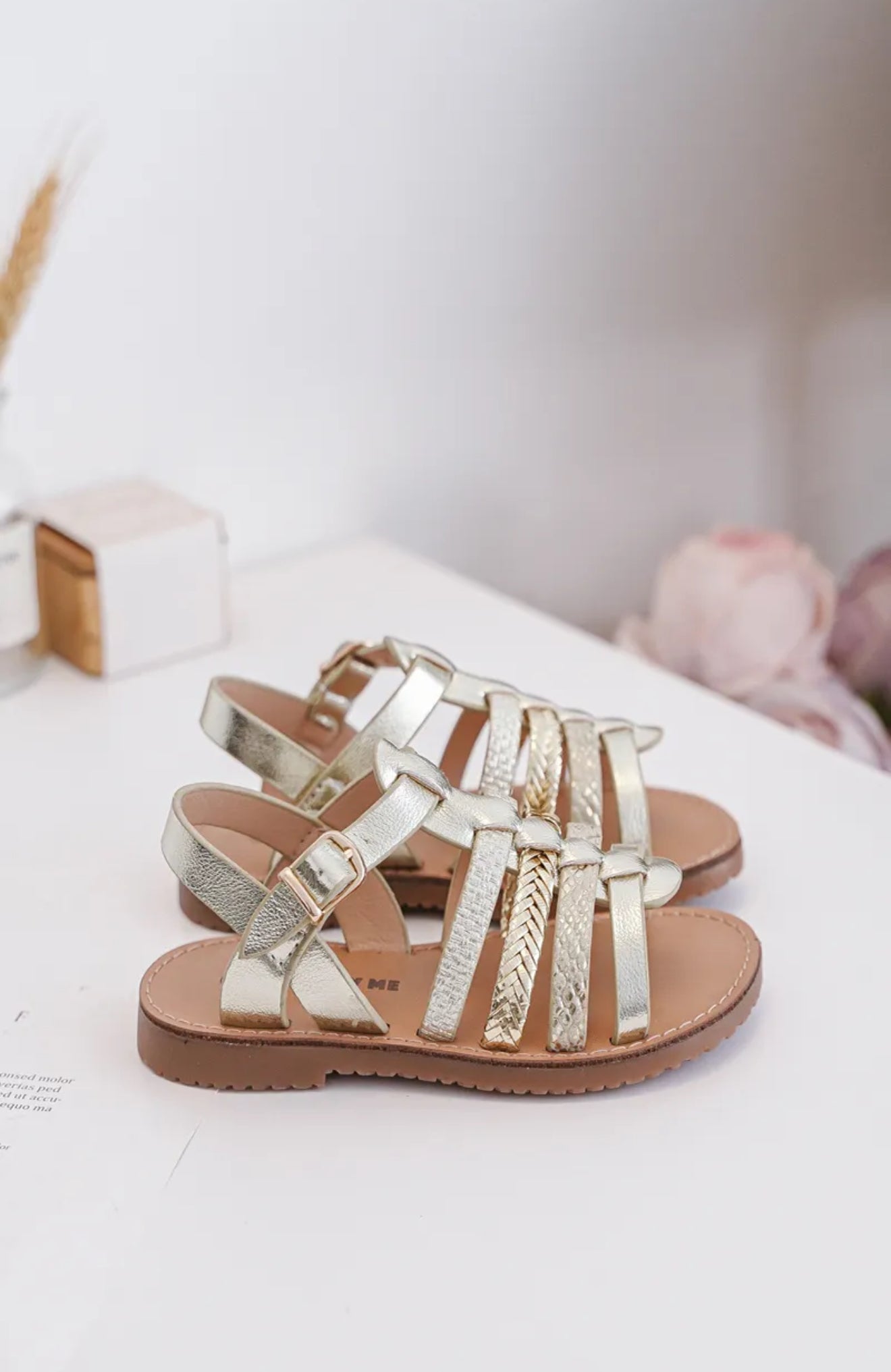 Sandales dorées fille – Élégance & confort pour l’été