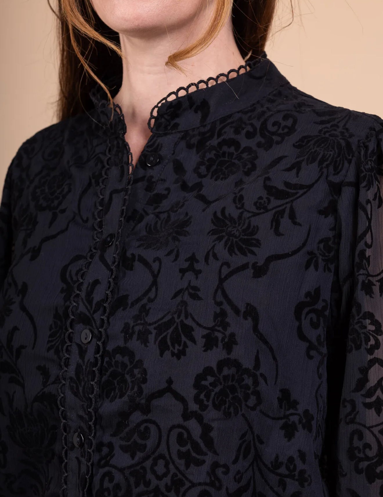 🖤 Chemise noire femme – Motif ton sur ton et dos légèrement transparent