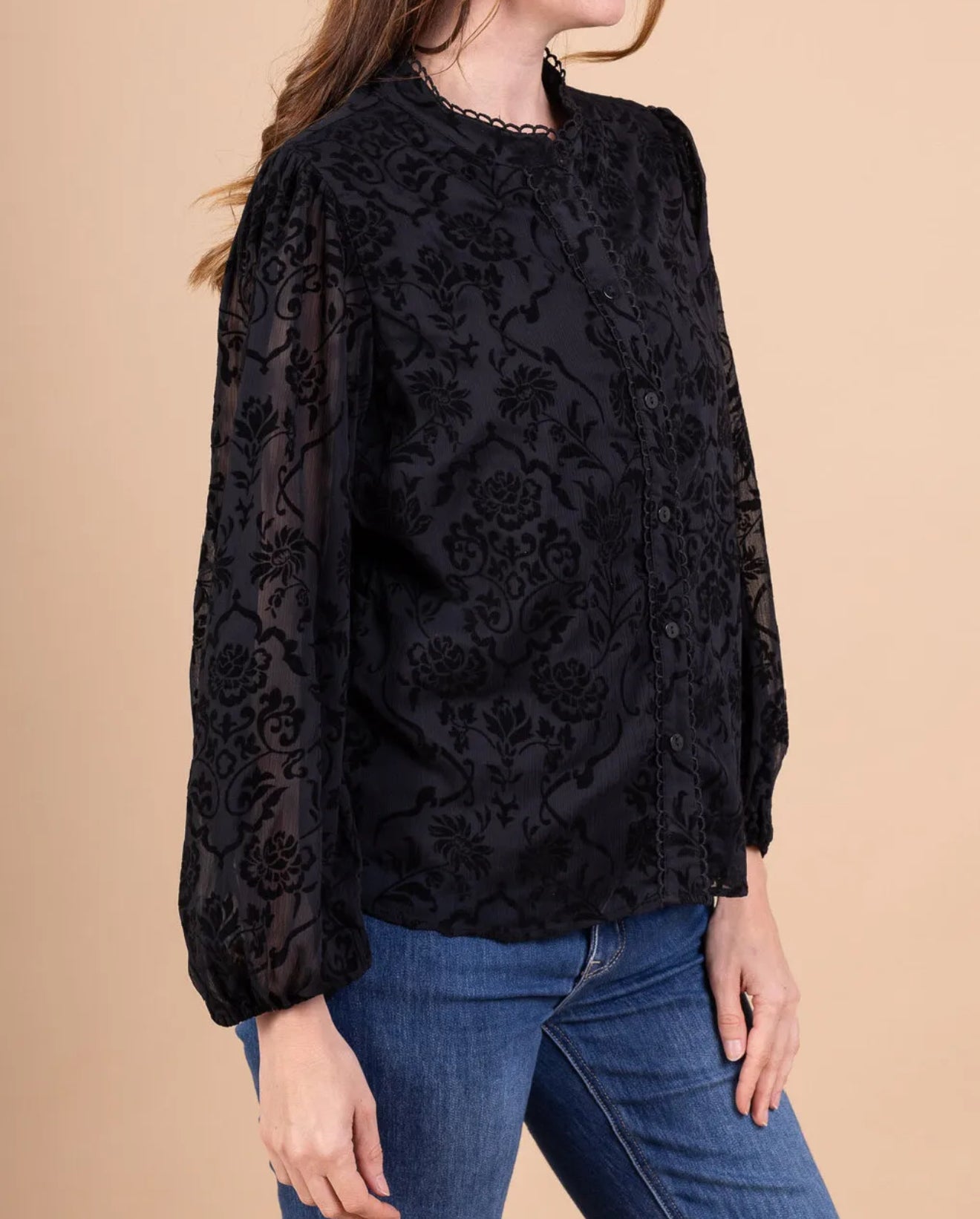 🖤 Chemise noire femme – Motif ton sur ton et dos légèrement transparent