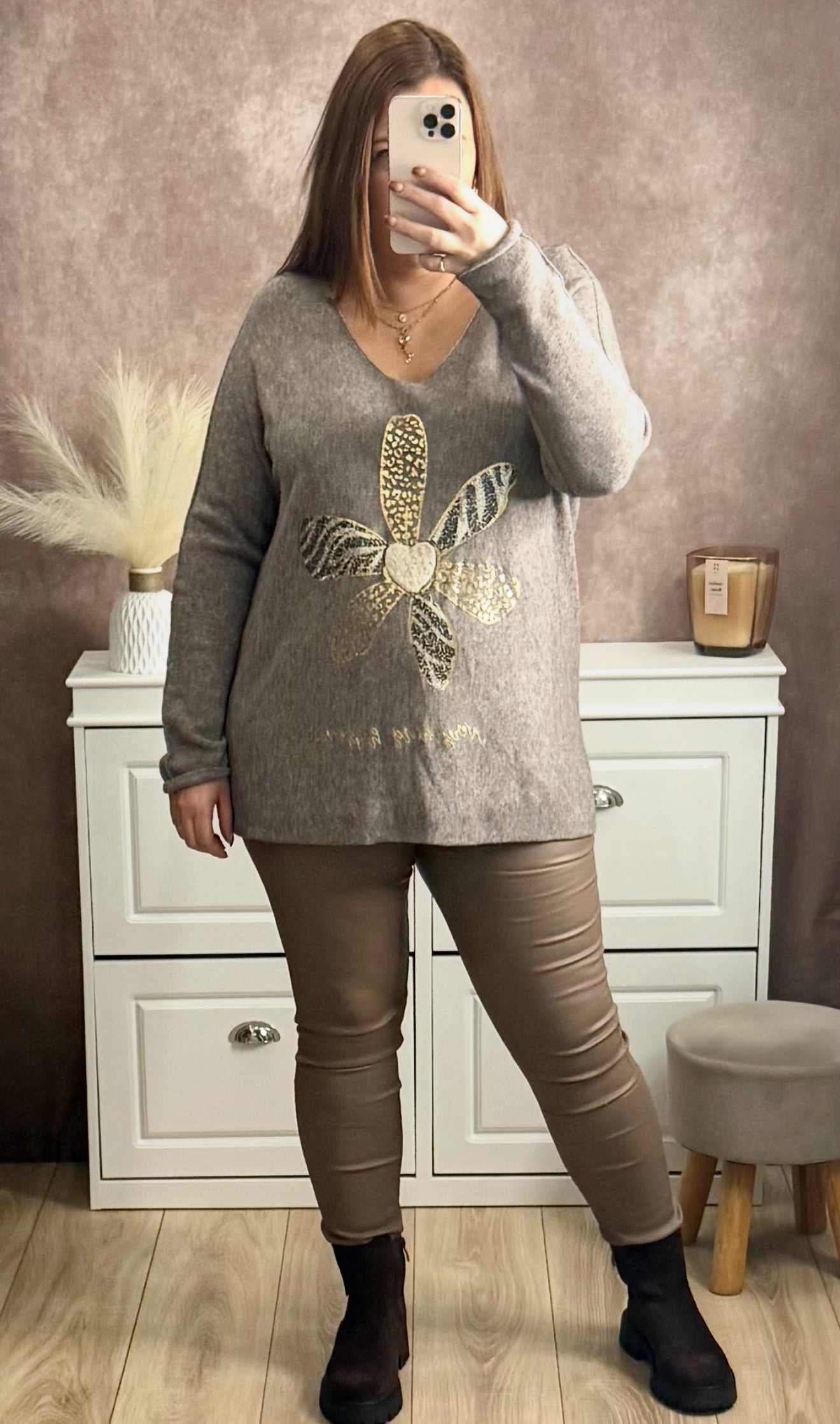 🤍 Pull femme – Fleur dorée, col V et élégant